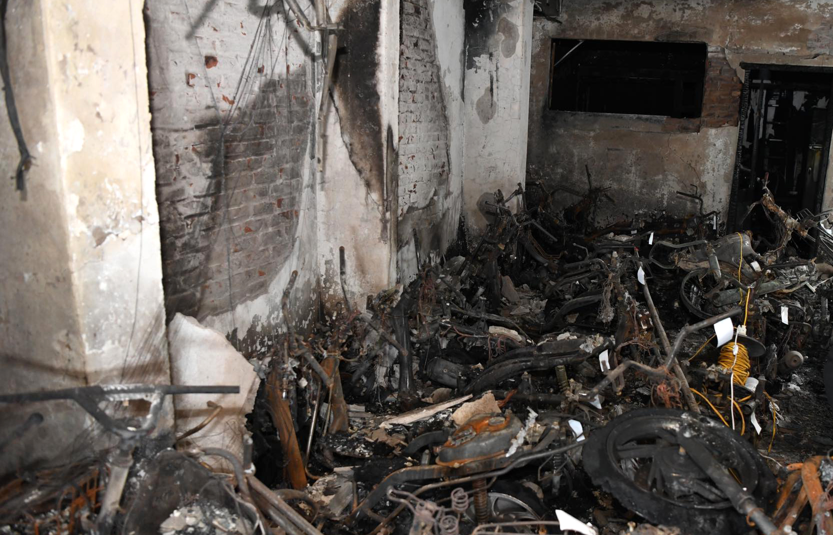 Những người hùng thầm lặng trong vụ cháy chung cư mini khiến 40 người tử vong - Ảnh 1.