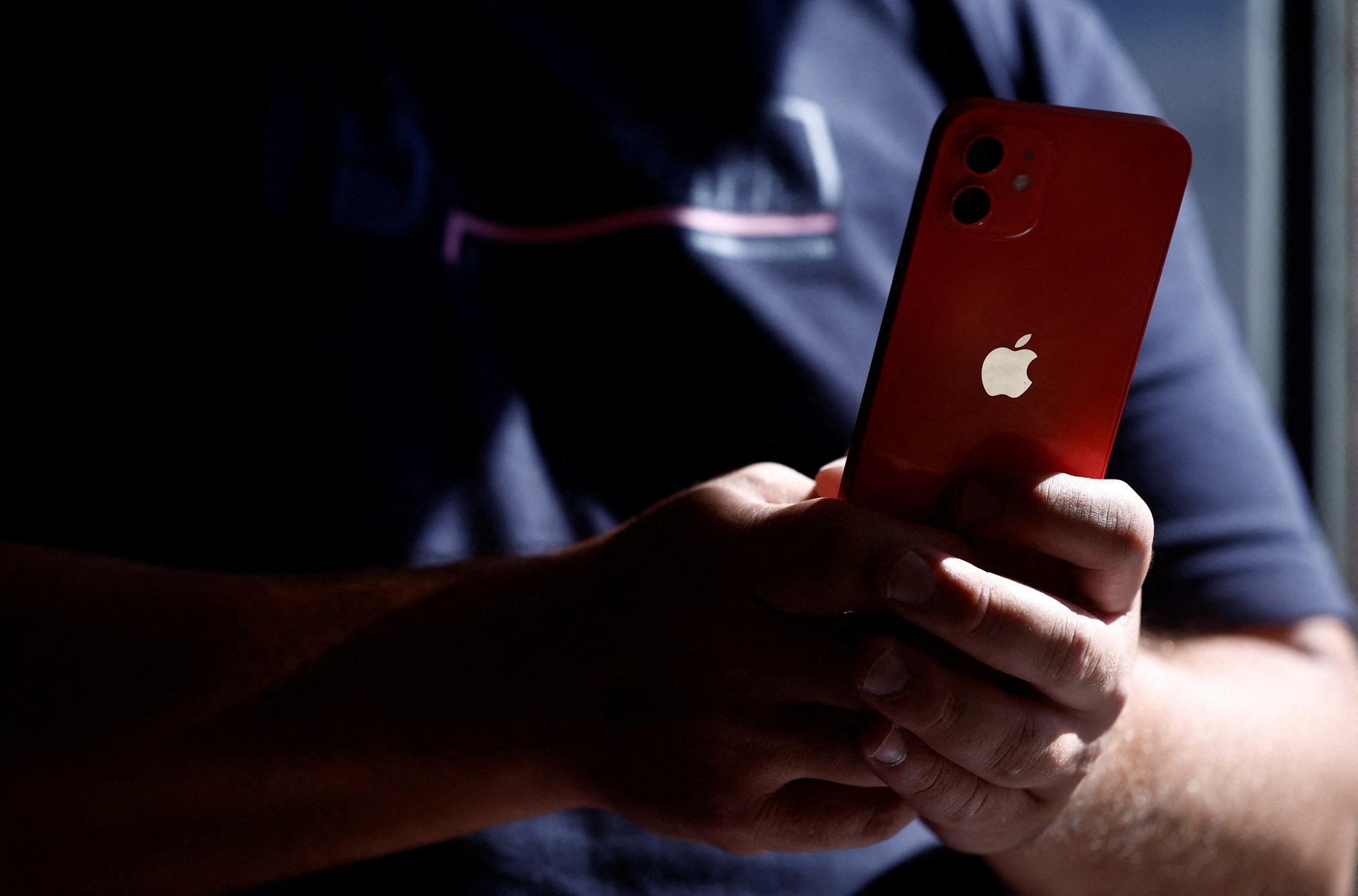 Pháp cáo buộc iPhone 12 vi phạm tiêu chuẩn bức xạ của EU, Apple phủ nhận - Ảnh 1.
