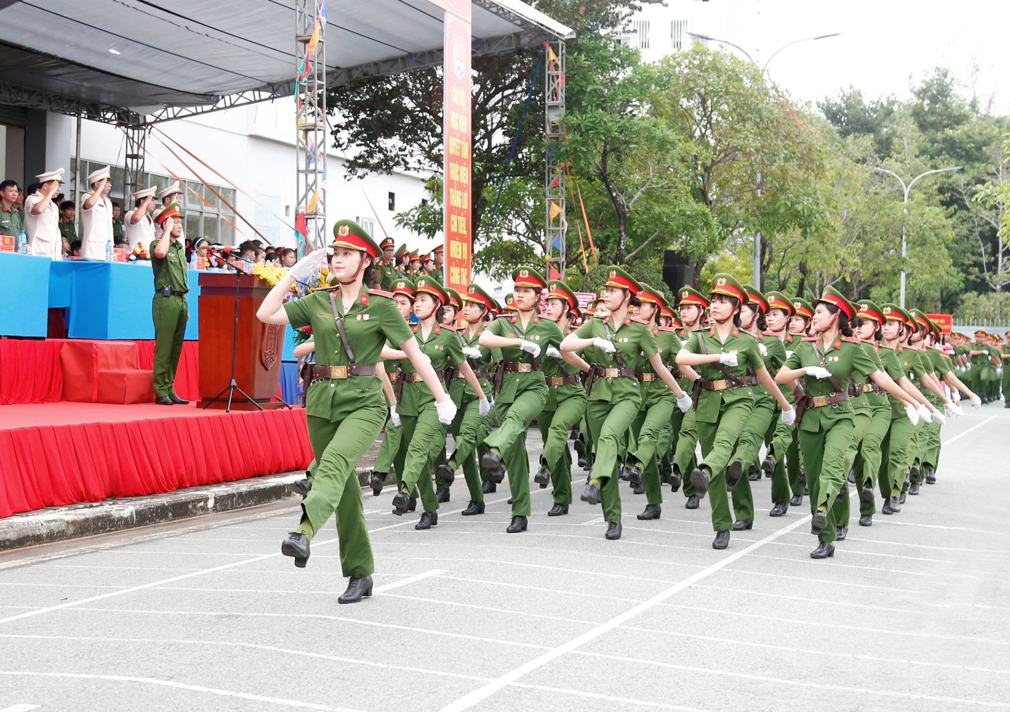 Hình ảnh ấn tượng của Cảnh sát cơ động tập huấn điều lệnh võ thuật dưới  nắng thu Hà Nội | Báo điện tử An ninh Thủ đô
