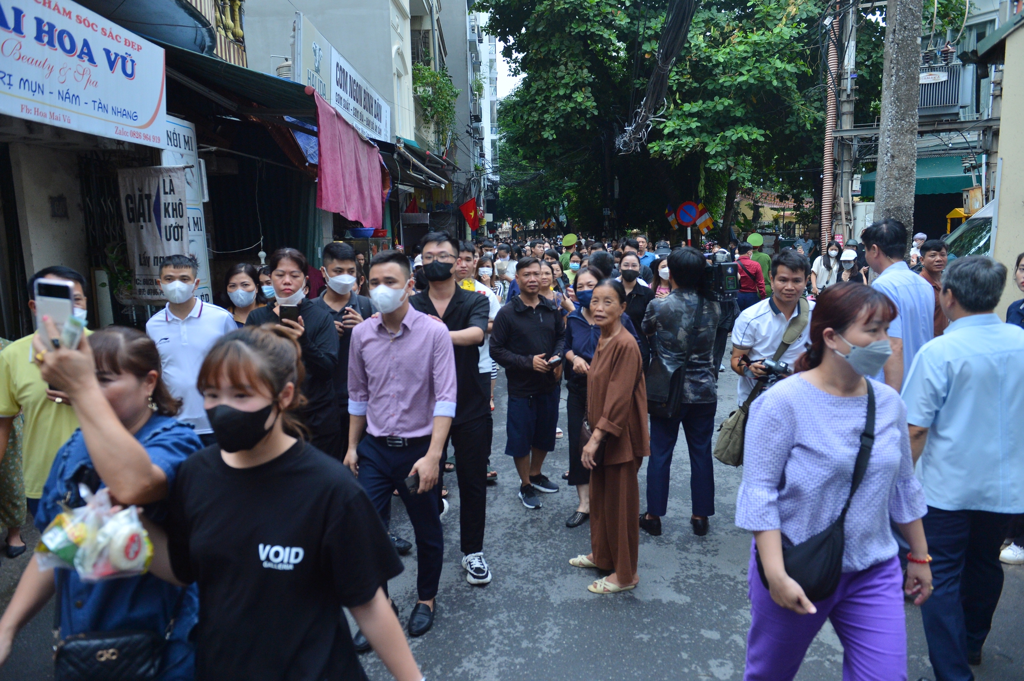 Người dân bật khóc, cầu siêu cho nạn nhân vụ cháy chung cư mini ở Hà Nội - Ảnh 8.