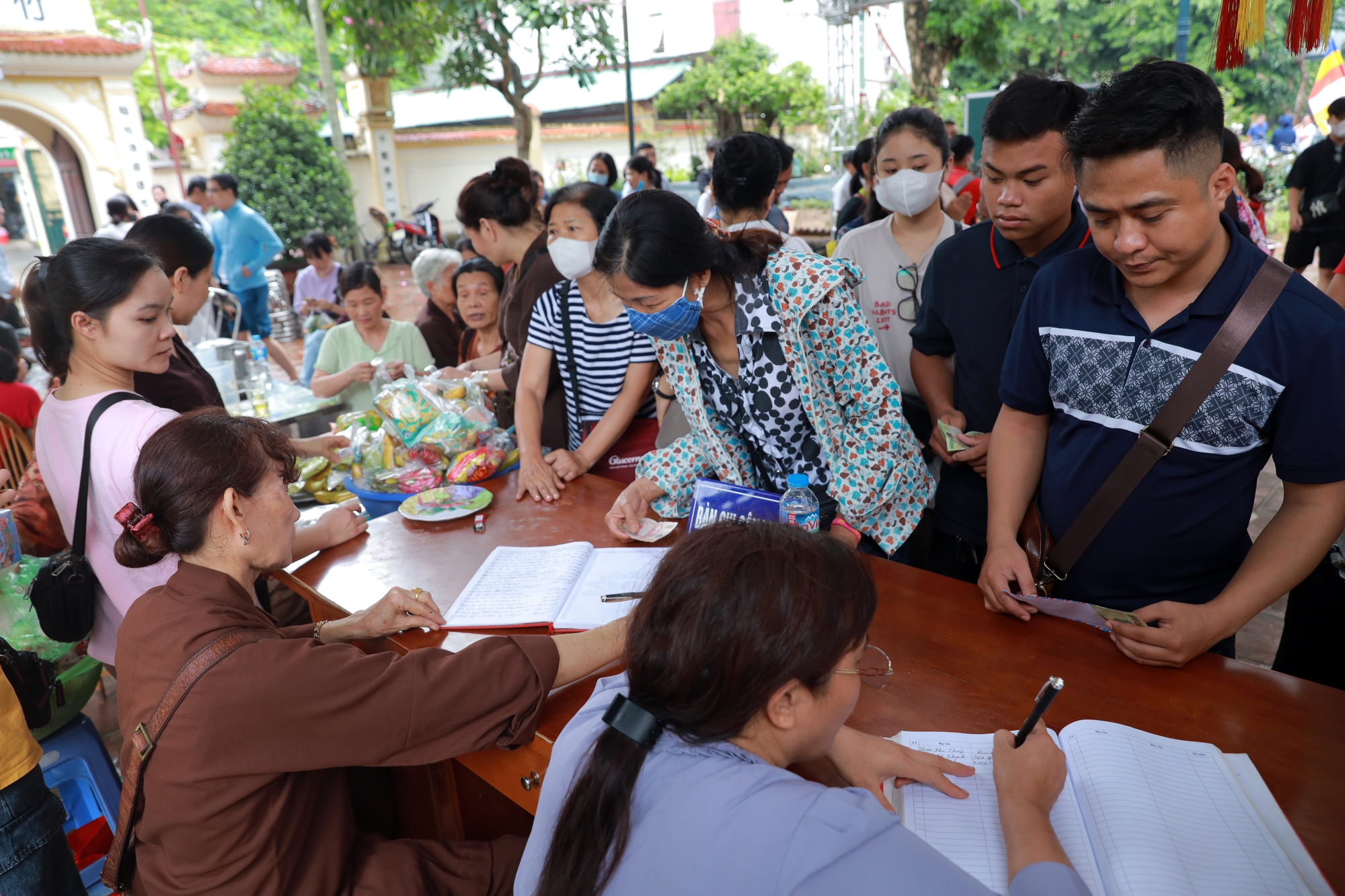 Người dân bật khóc, cầu siêu cho nạn nhân vụ cháy chung cư mini ở Hà Nội - Ảnh 7.