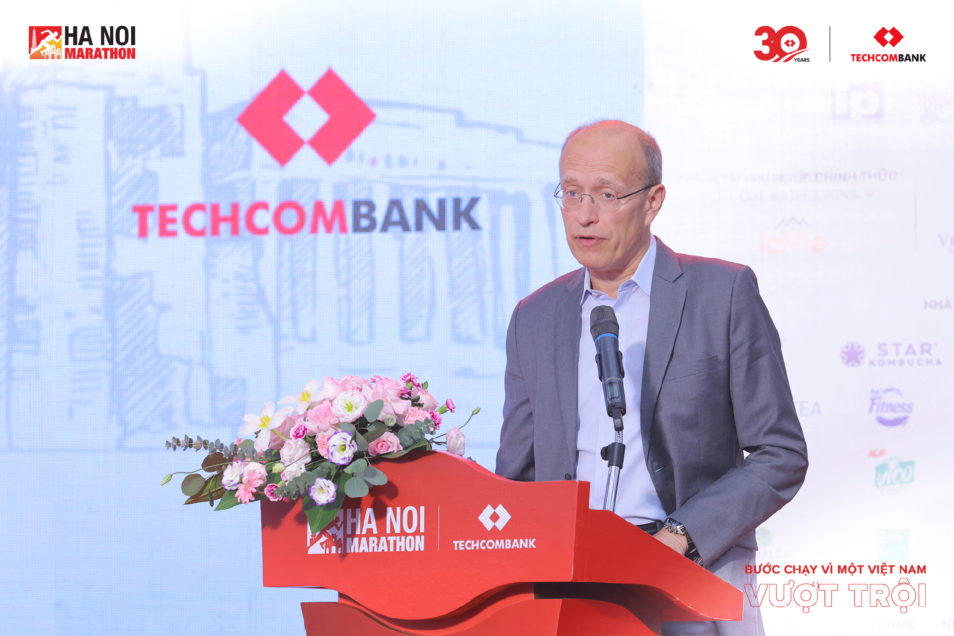 Hà Nội Marathon Techcombank 2023: Bước chạy vì một Việt Nam vượt trội - Ảnh 2.