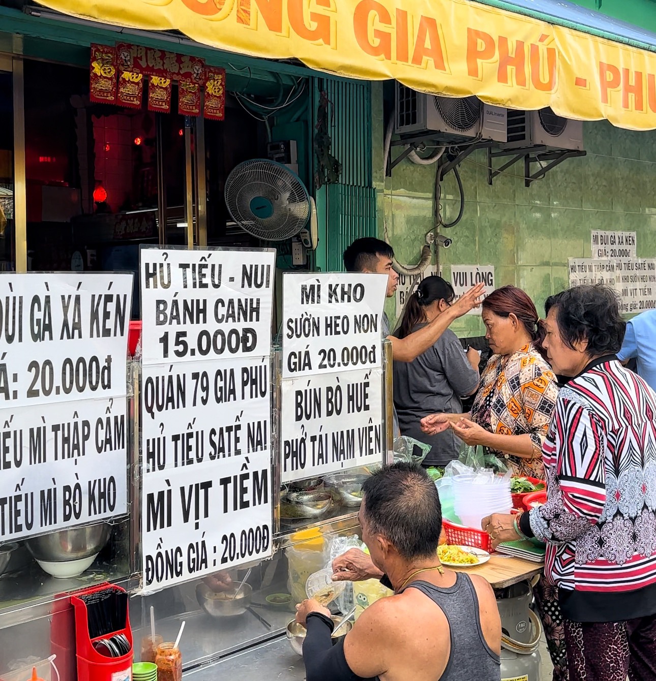 Độc lạ quán ăn người Hoa khu Chợ Lớn giá 15.000 - 20.000 đồng/phần, khách đông nghẹt - Ảnh 2.