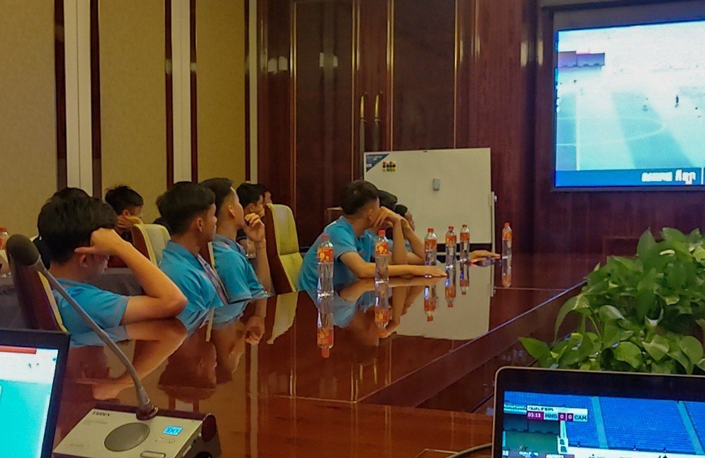 Đội tuyển Olympic phân tích băng hình trước buổi tập đầu tiên ở Hàng Châu (Trung Quốc)