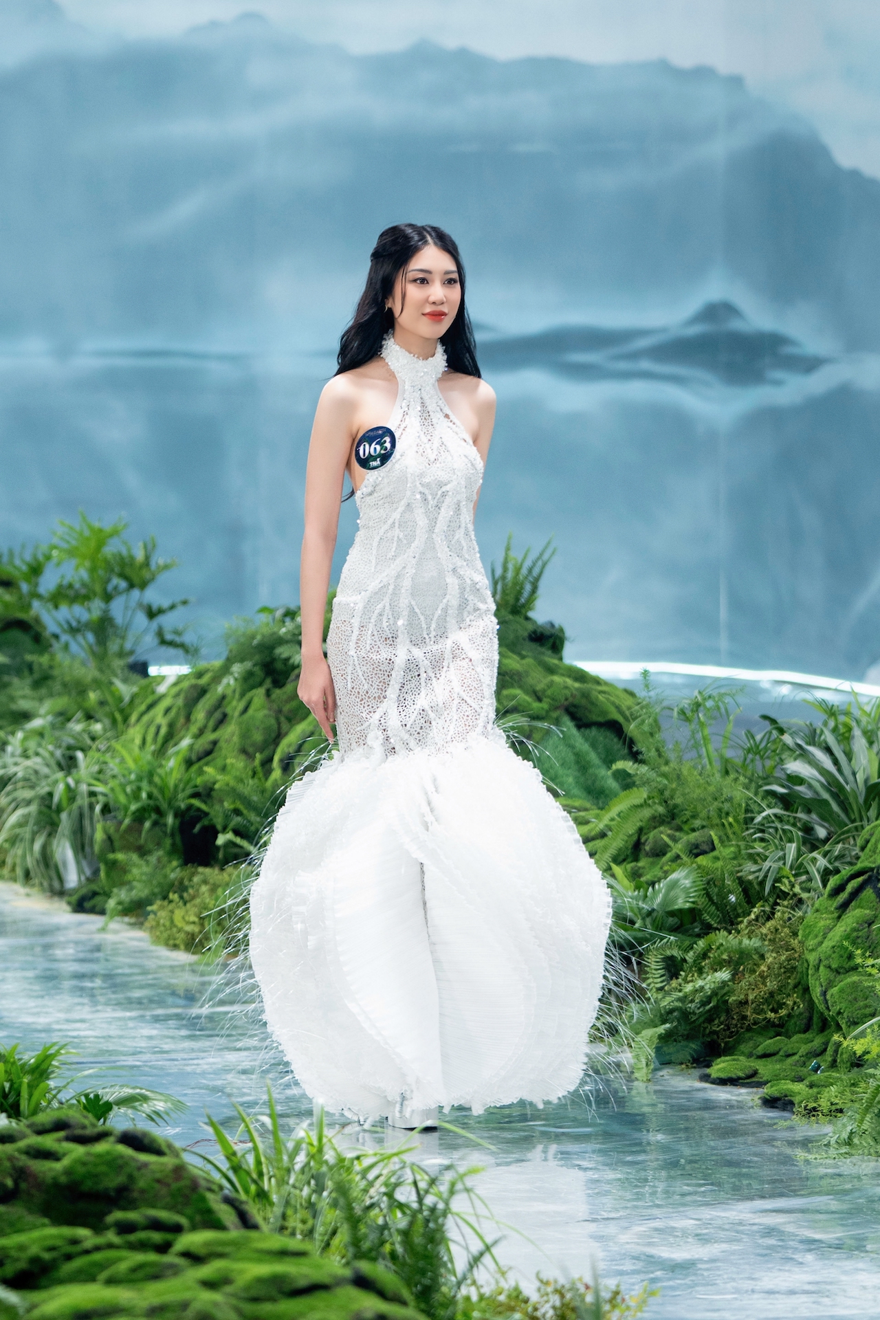 Loạt thí sinh Miss Earth Vietnam 2023 trình diễn trang phục tái chế - Ảnh 1.