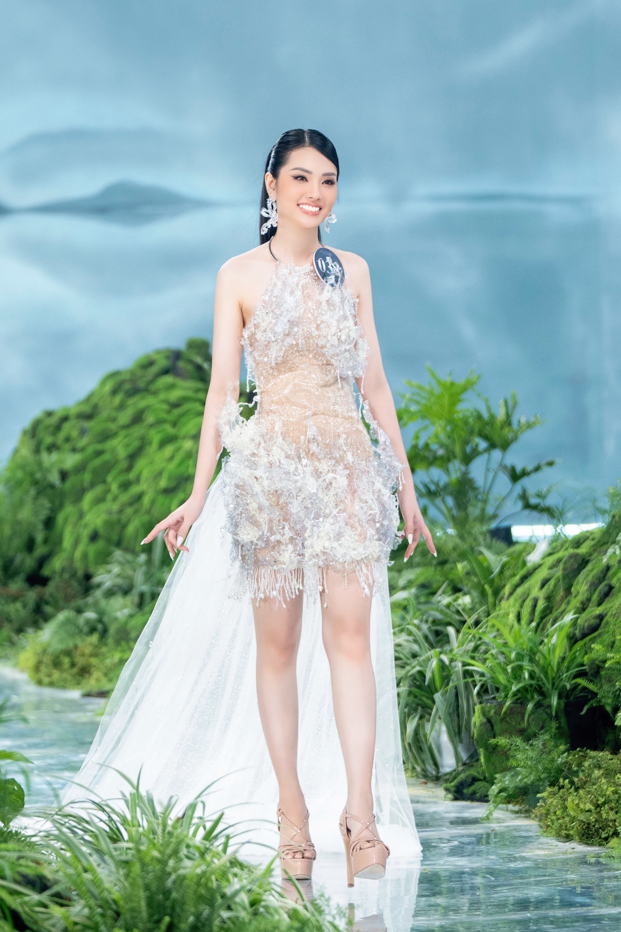Loạt thí sinh Miss Earth Vietnam 2023 trình diễn trang phục tái chế - Ảnh 4.