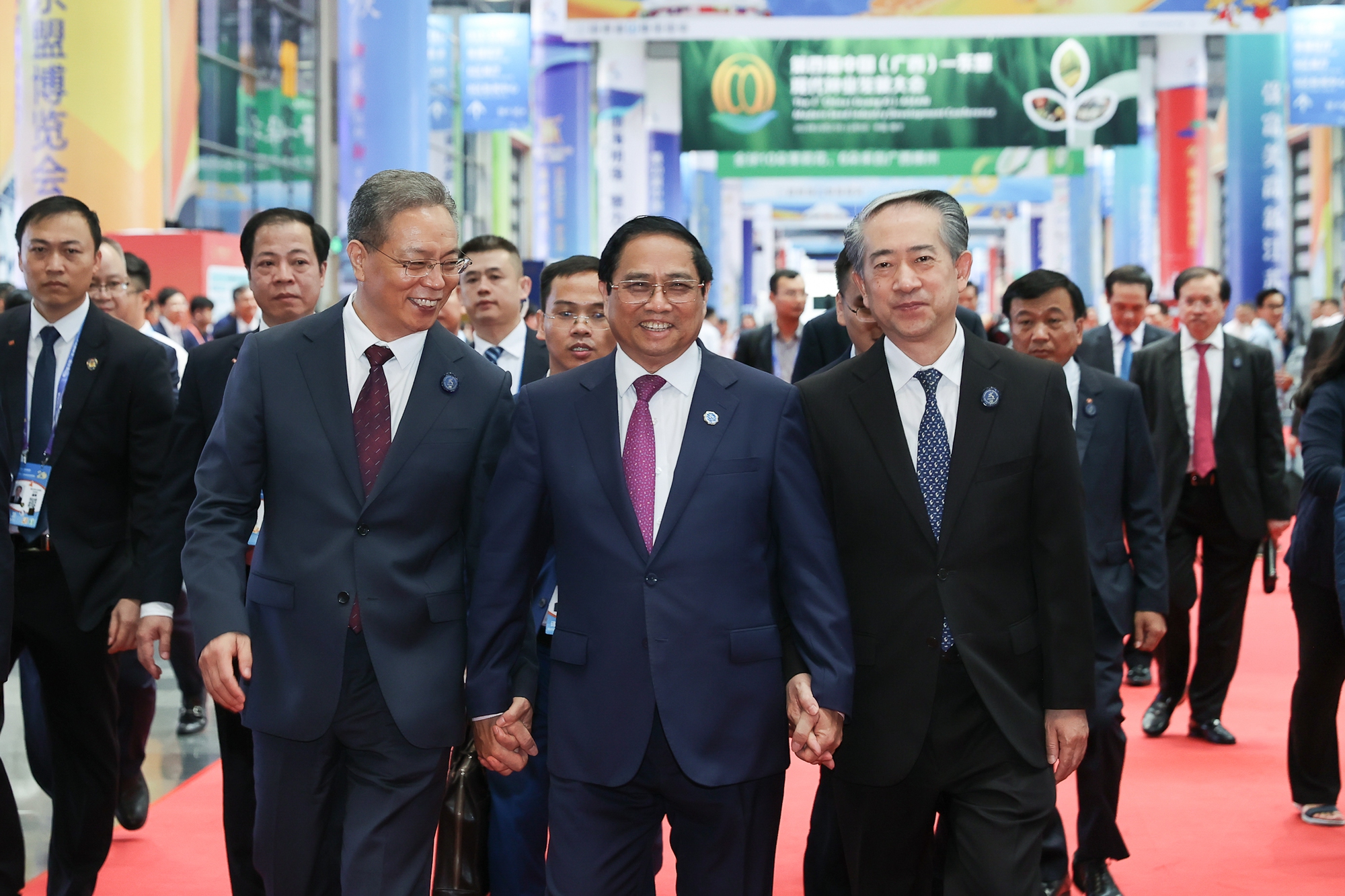 Thủ tướng: Mong Việt Nam trở thành điểm trung chuyển hàng hóa giữa ASEAN - Trung Quốc - Ảnh 7.