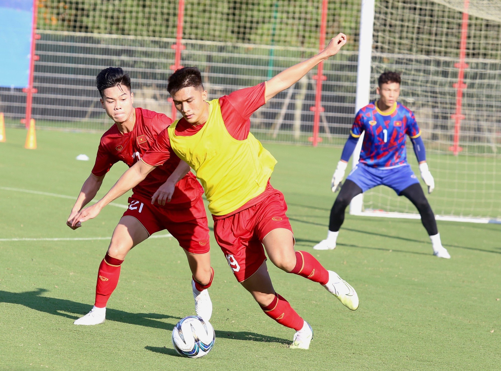 Tiền đạo Võ Nguyên Hoàng (vàng) tập rất năng nổ trong màu áo đội tuyển Olympic