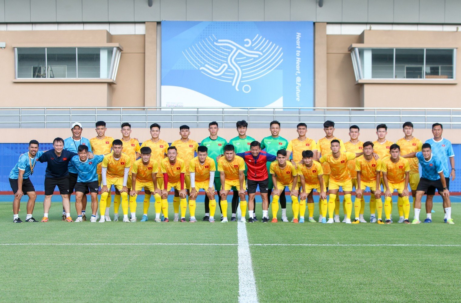 Đội tuyển Olympic Việt Nam chụp ảnh kỷ niệm trên sân tập tại Hàng Châu ngày 17.9