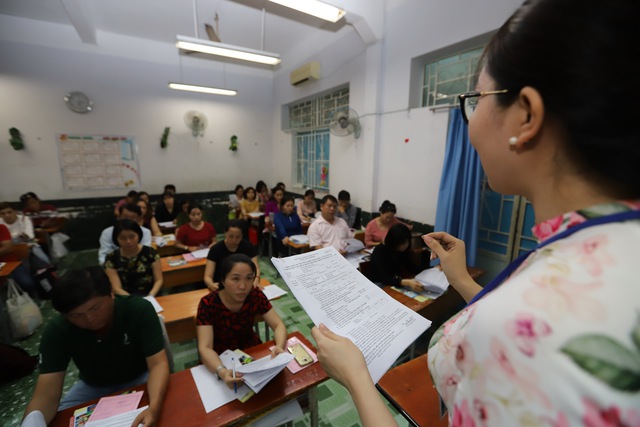 Cởi trói cho nhà giáo khỏi gánh nặng 'tiền trường' - Ảnh 2.