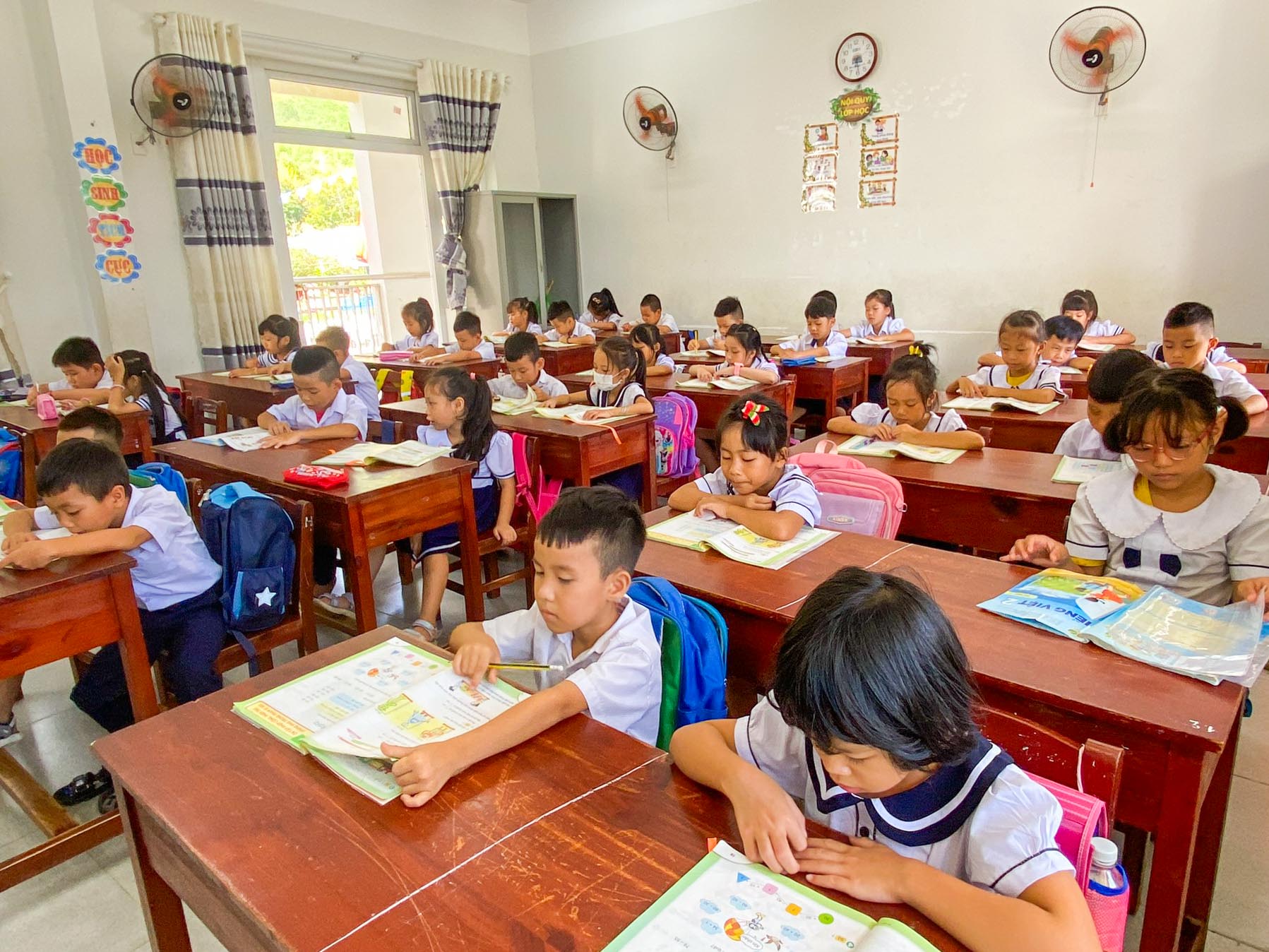 Trường học xây mới 25 tỉ: Cô giáo vỡ òa hạnh phúc khi học sinh đi học - Ảnh 1.
