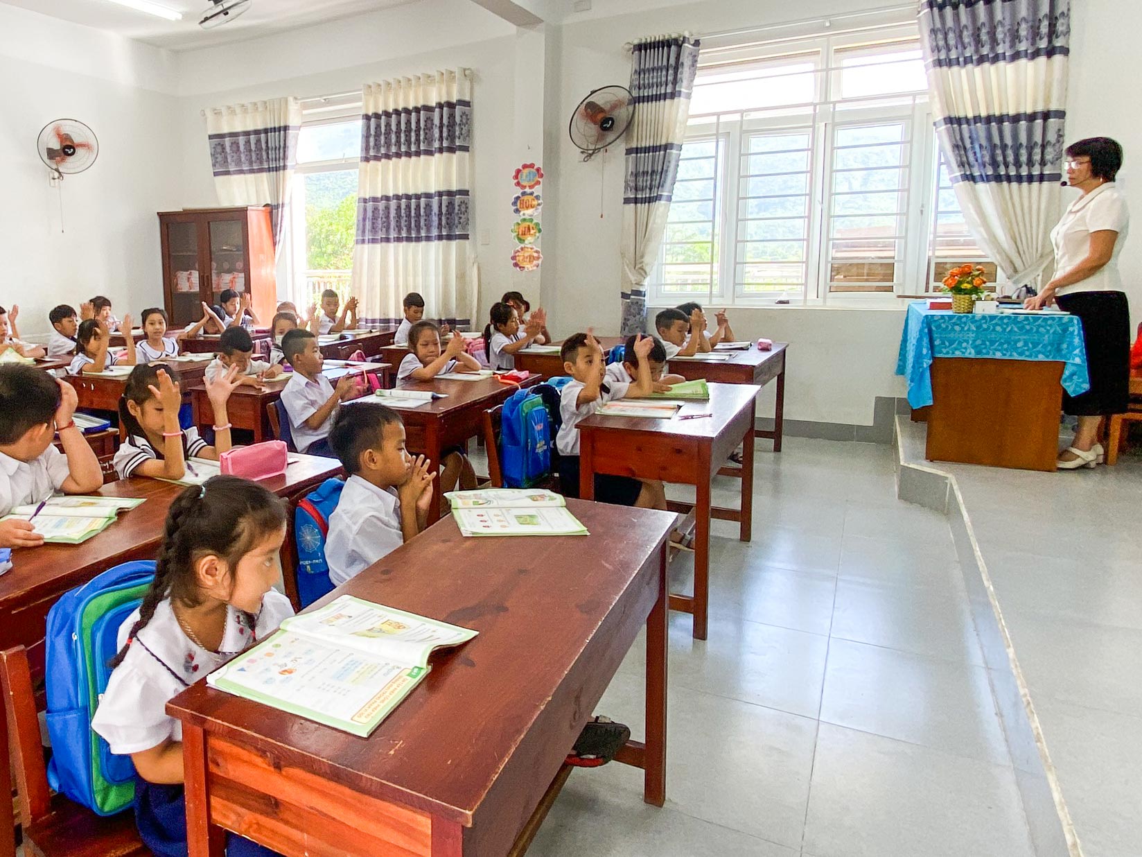 Trường học xây mới 25 tỉ: Cô giáo vỡ òa hạnh phúc khi học sinh đi học - Ảnh 4.