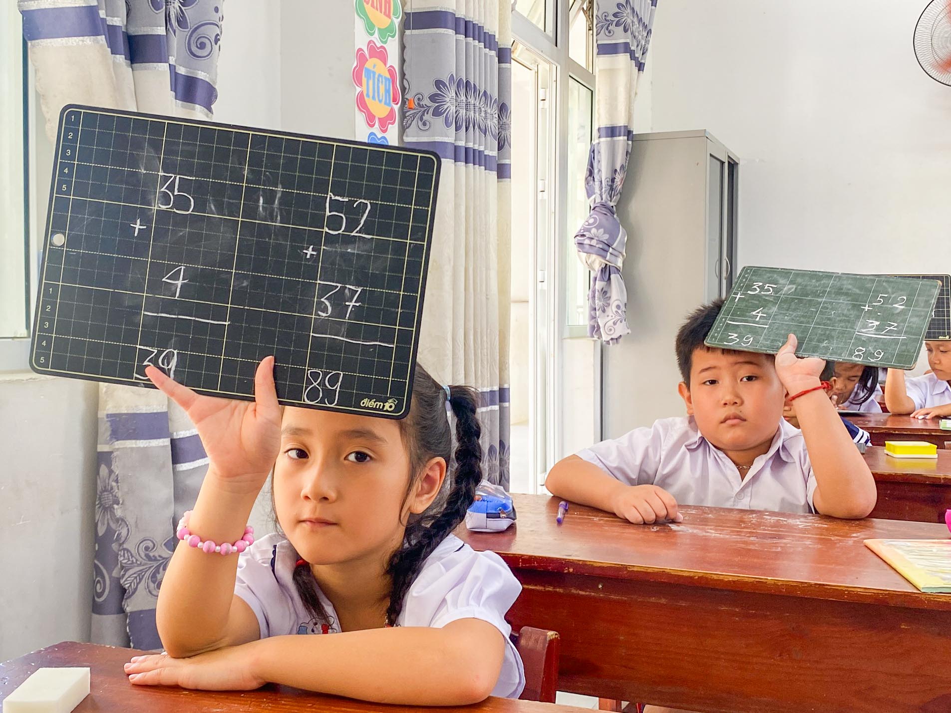 Trường học xây mới 25 tỉ: Cô giáo vỡ òa hạnh phúc khi học sinh đi học - Ảnh 2.