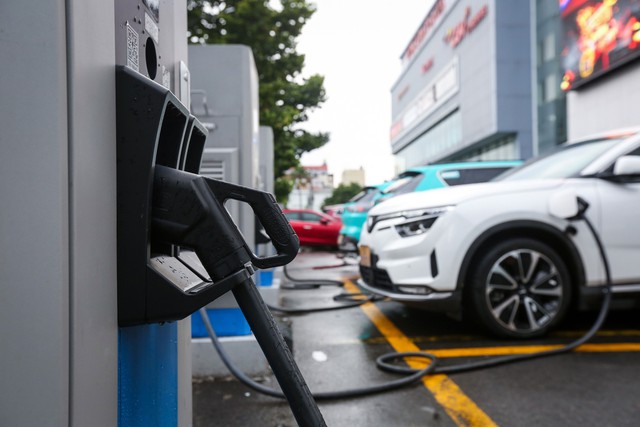 Sạc xe điện ở chung cư TP.HCM: Quy định hiện nay thế nào? - Ảnh 1.