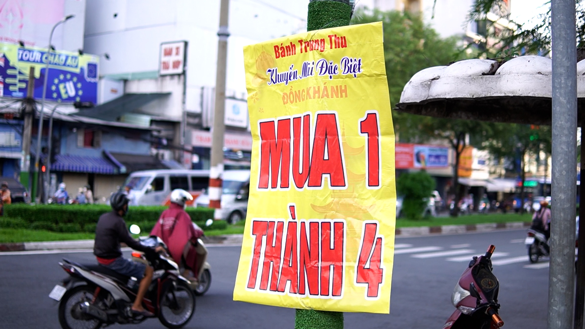 Bánh Trung Thu 'mua 1 tặng 4' ở TP.HCM vắng bóng người mua - Ảnh 3.