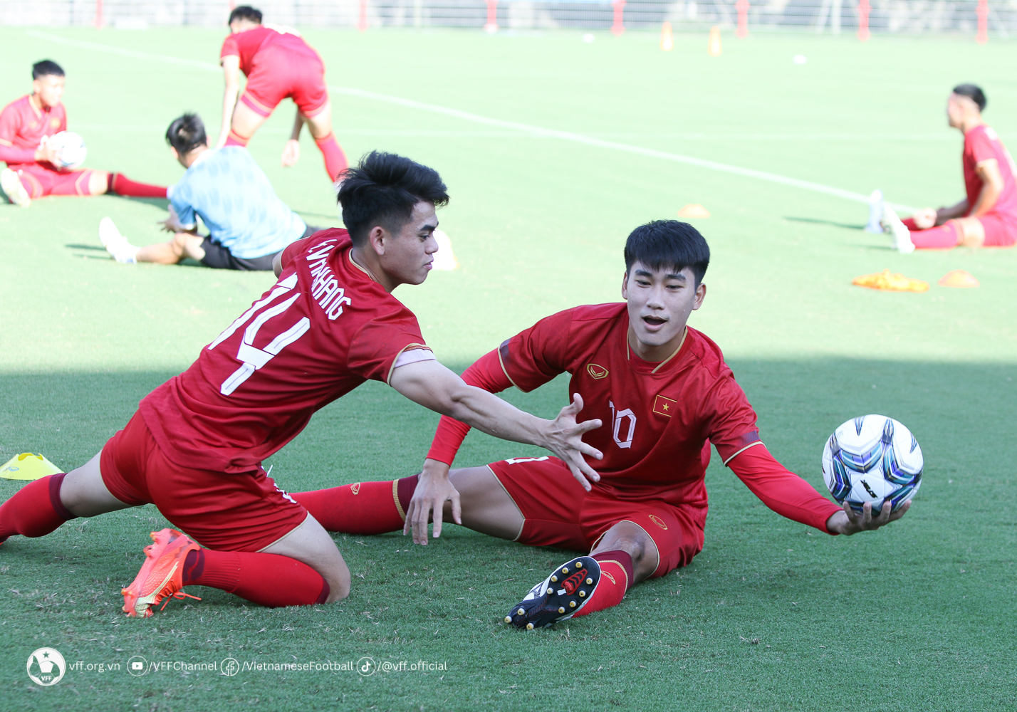 Khuất Văn Khang tiếp tục mặt mày áo số 14 bên trên ASIAD 19