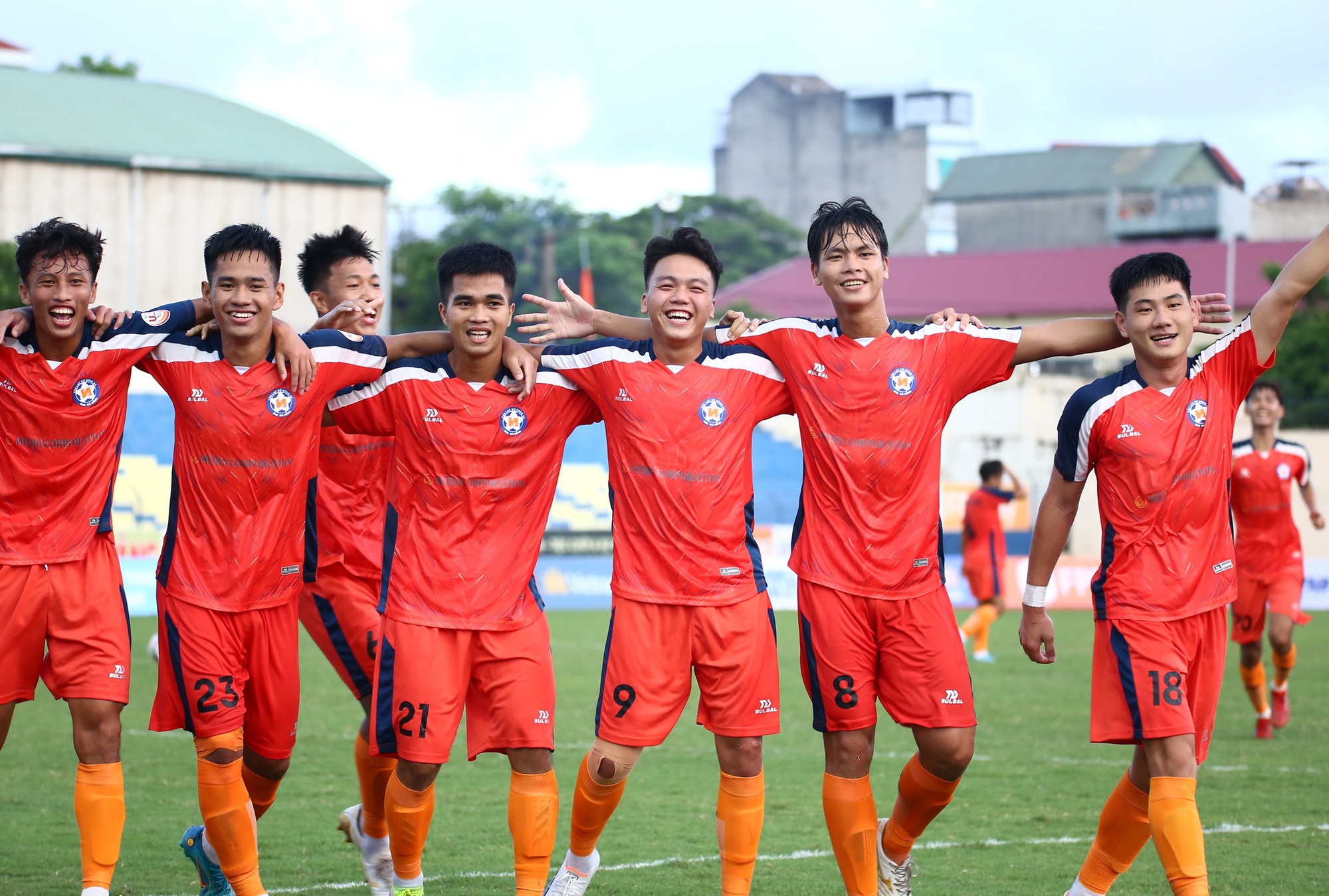 Tiền đạo U.23 Việt Nam tỏa sáng rực rỡ, sân Thanh Hóa gặp sự cố bất ngờ - Ảnh 1.