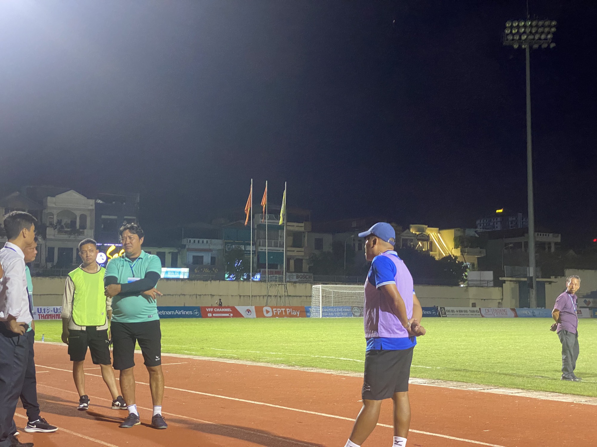 Tiền đạo U.23 Việt Nam tỏa sáng rực rỡ, sân Thanh Hóa gặp sự cố bất ngờ - Ảnh 2.