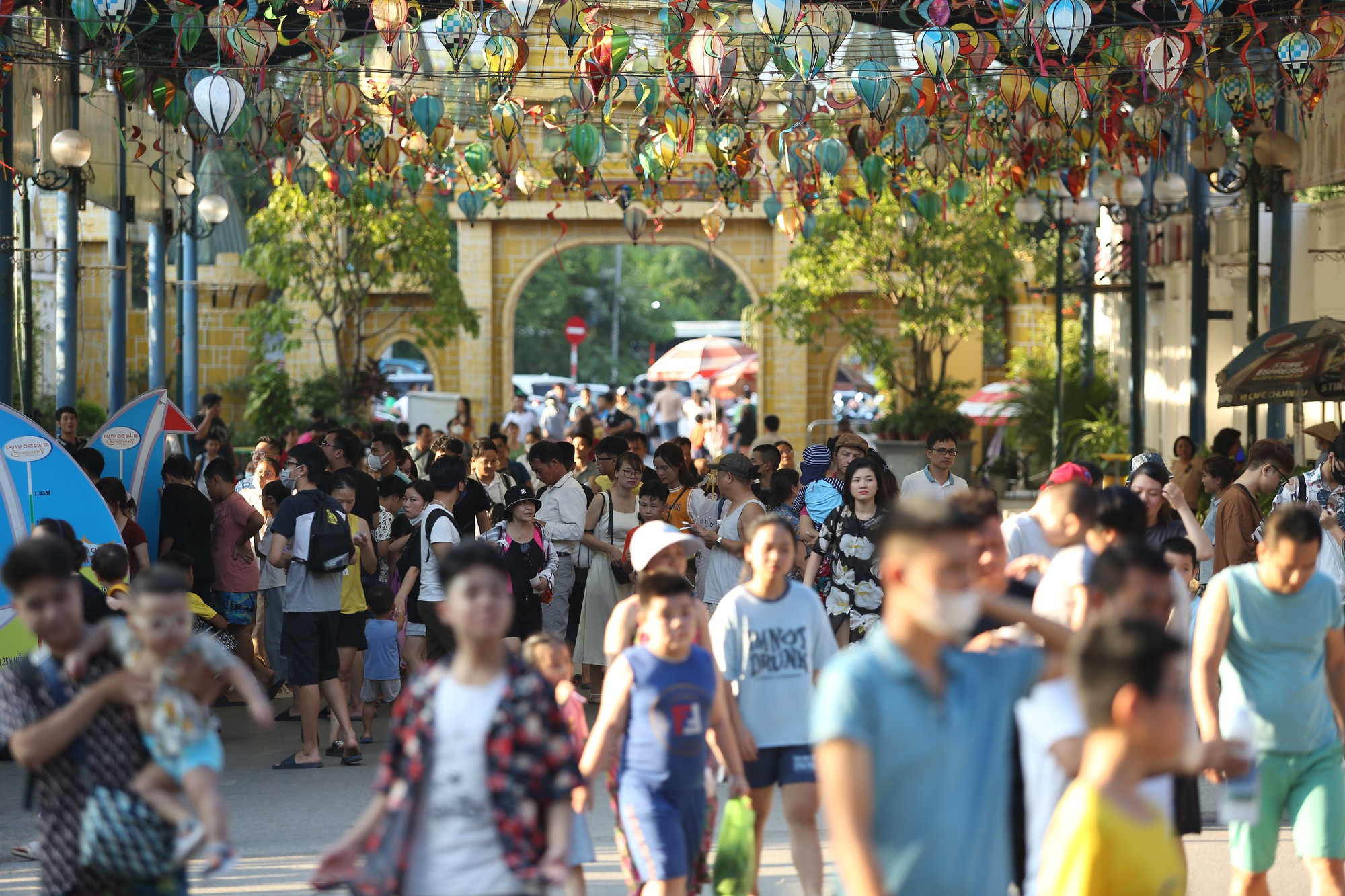 Hàng nghìn người đổ về Công viên nước vui chơi trong ngày nghỉ lễ Quốc khánh 2.9 - Ảnh 3.