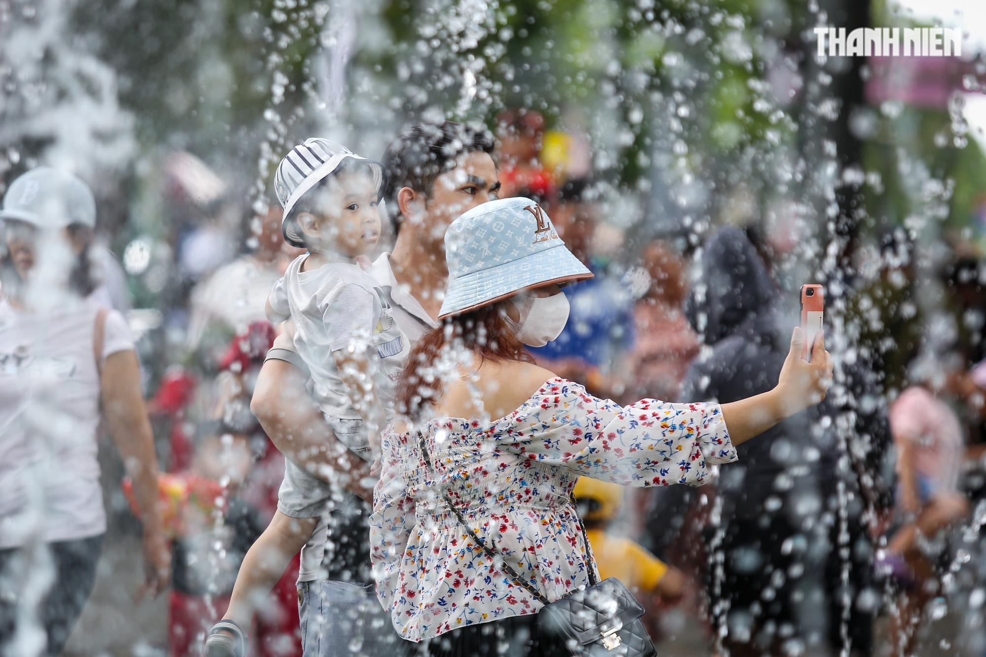 Lễ Quốc Khánh 2.9: Hàng nghìn du khách dầm mưa vui chơi tại Thảo Cầm Viên - Ảnh 9.