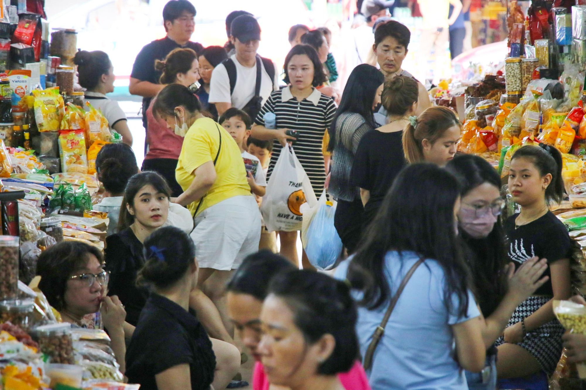 'Chợ quốc tế' ở Đà Nẵng tấp nập du khách mua sắm dịp lễ Quốc khánh 2.9 - Ảnh 9.