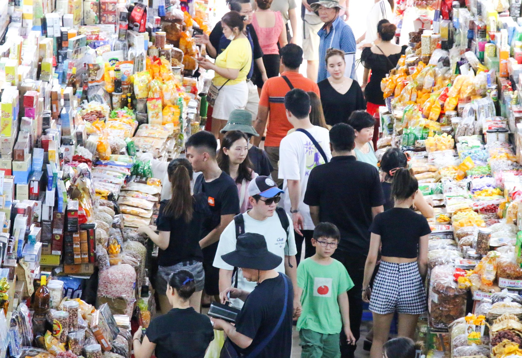 'Chợ quốc tế' ở Đà Nẵng tấp nập du khách mua sắm dịp lễ Quốc khánh 2.9 - Ảnh 1.