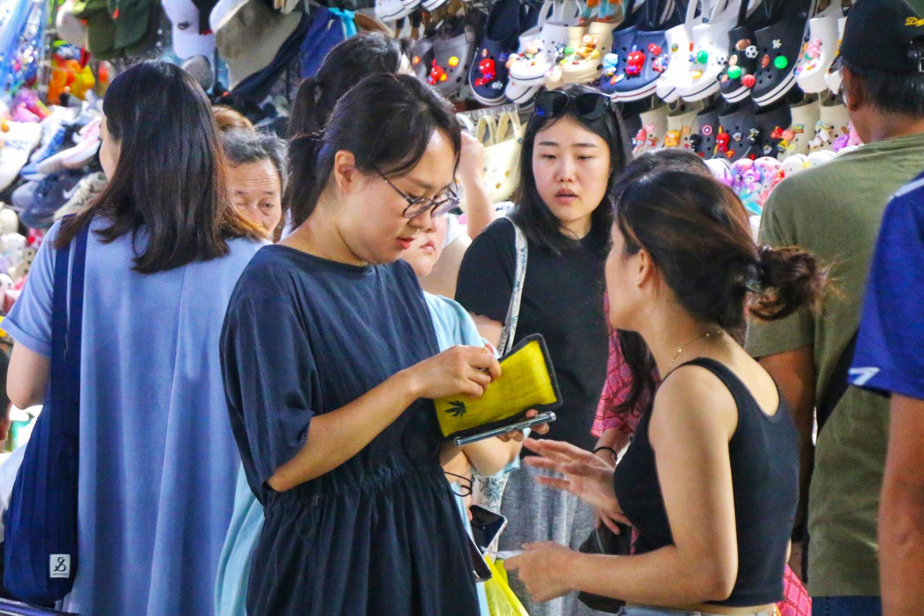 'Chợ quốc tế' ở Đà Nẵng tấp nập du khách mua sắm dịp lễ Quốc khánh 2.9 - Ảnh 2.