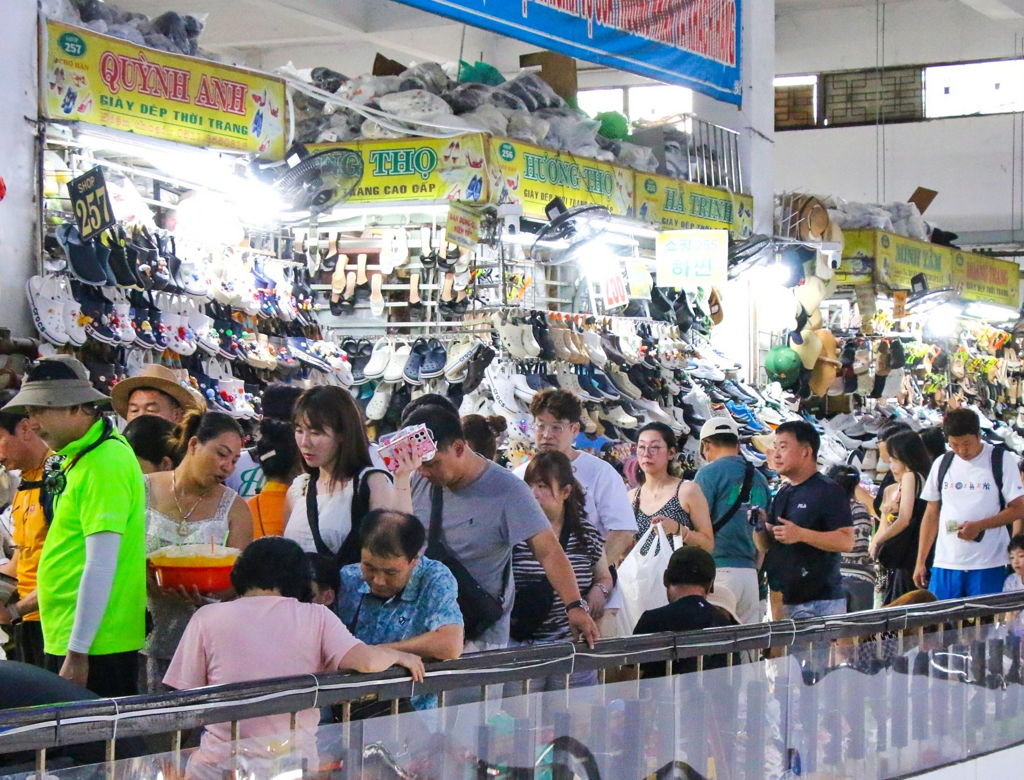 'Chợ quốc tế' ở Đà Nẵng tấp nập du khách mua sắm dịp lễ Quốc khánh 2.9 - Ảnh 4.
