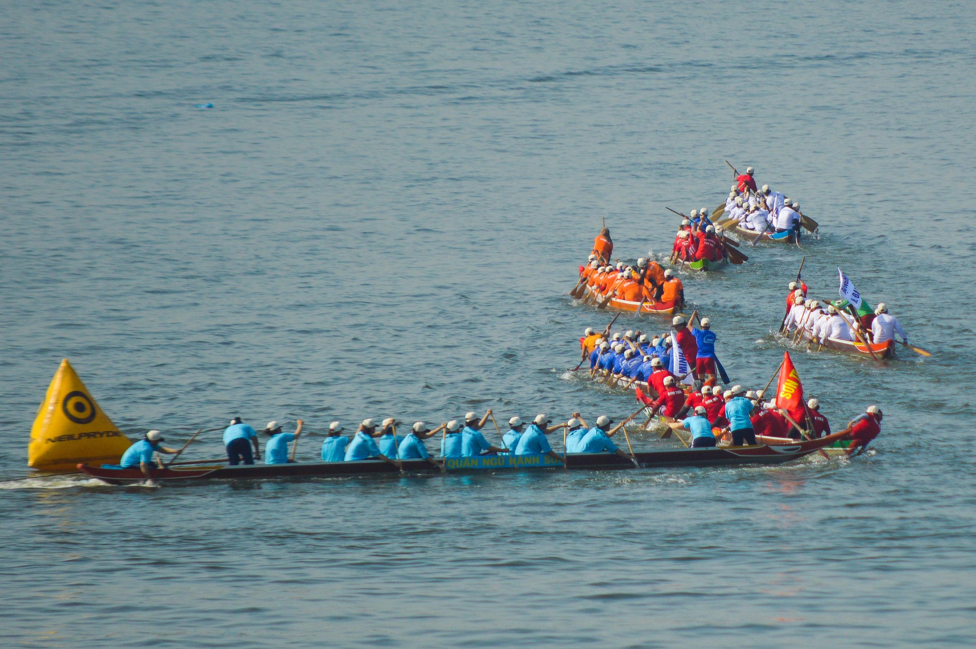 Đà Nẵng: Hàng vạn người xí chỗ bên bờ sông Hàn cổ vũ đua thuyền  - Ảnh 4.