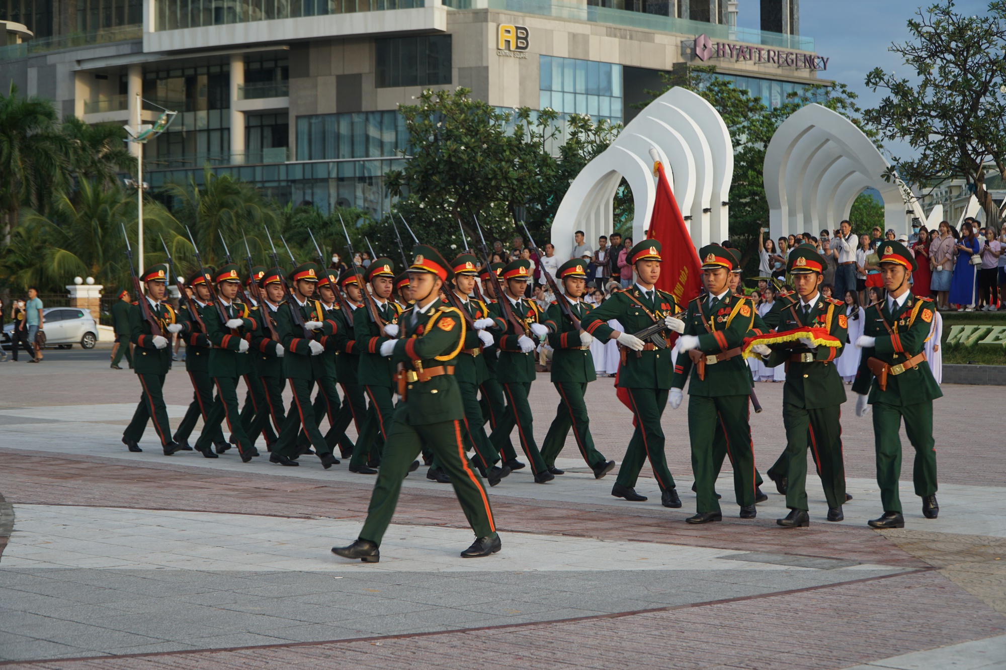 Thiêng liêng lễ thượng cờ ngày Quốc khánh tại TP.Nha Trang  - Ảnh 3.