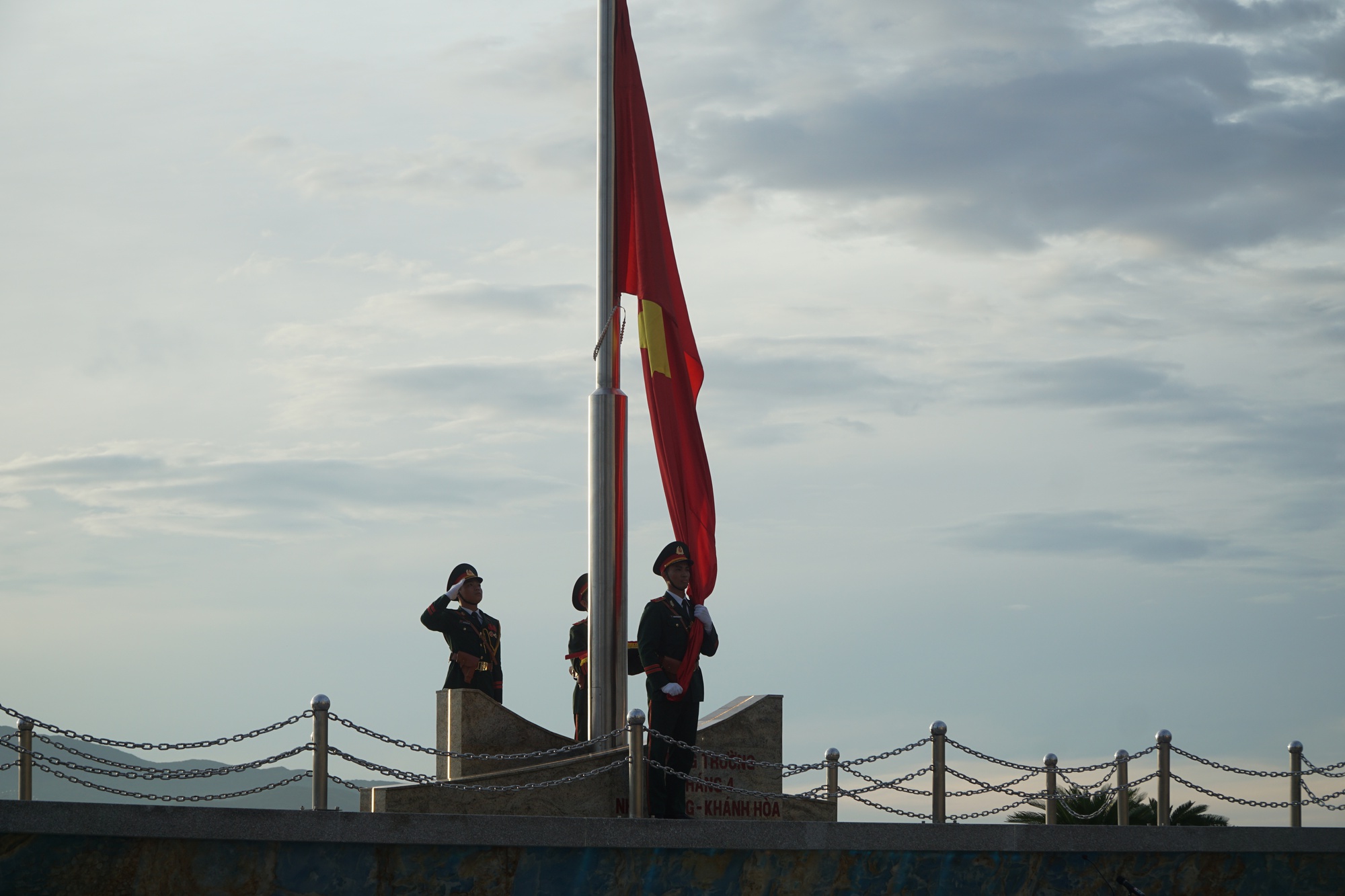 Thiêng liêng lễ thượng cờ ngày Quốc khánh tại TP.Nha Trang  - Ảnh 5.