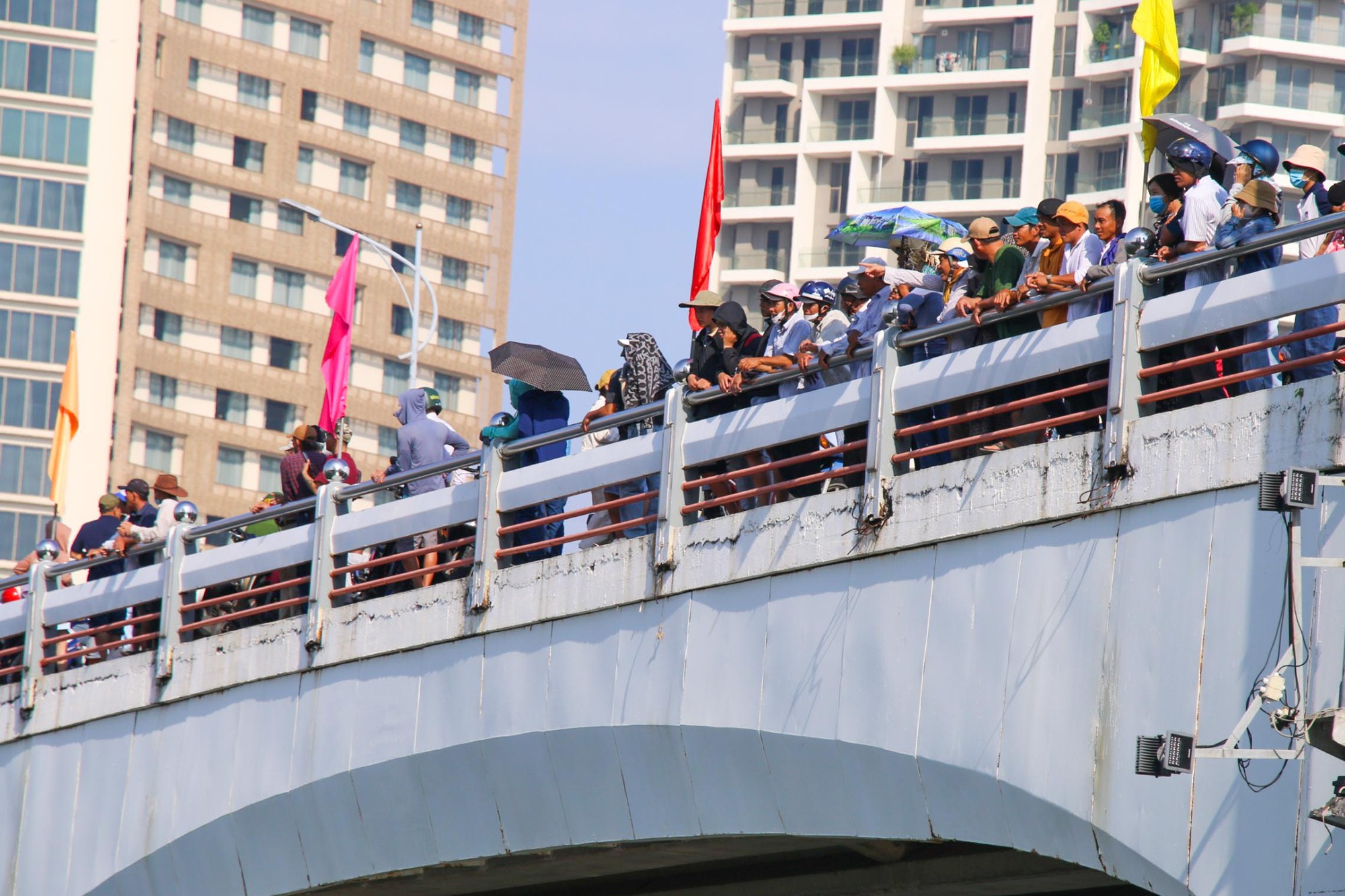 Đà Nẵng: Hàng vạn người xí chỗ bên bờ sông Hàn cổ vũ đua thuyền  - Ảnh 5.