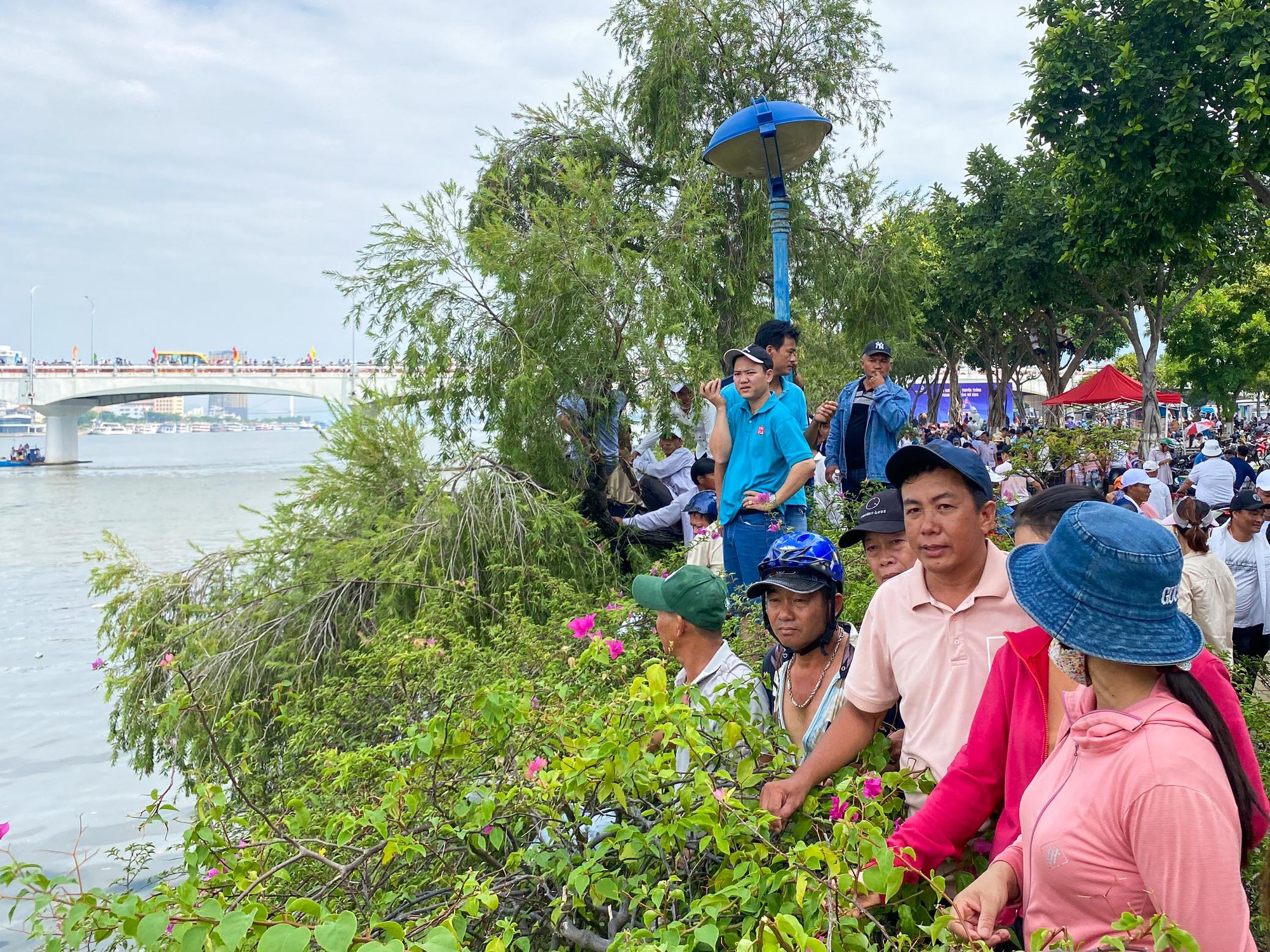 Đà Nẵng: Hàng vạn người xí chỗ bên bờ sông Hàn cổ vũ đua thuyền  - Ảnh 7.