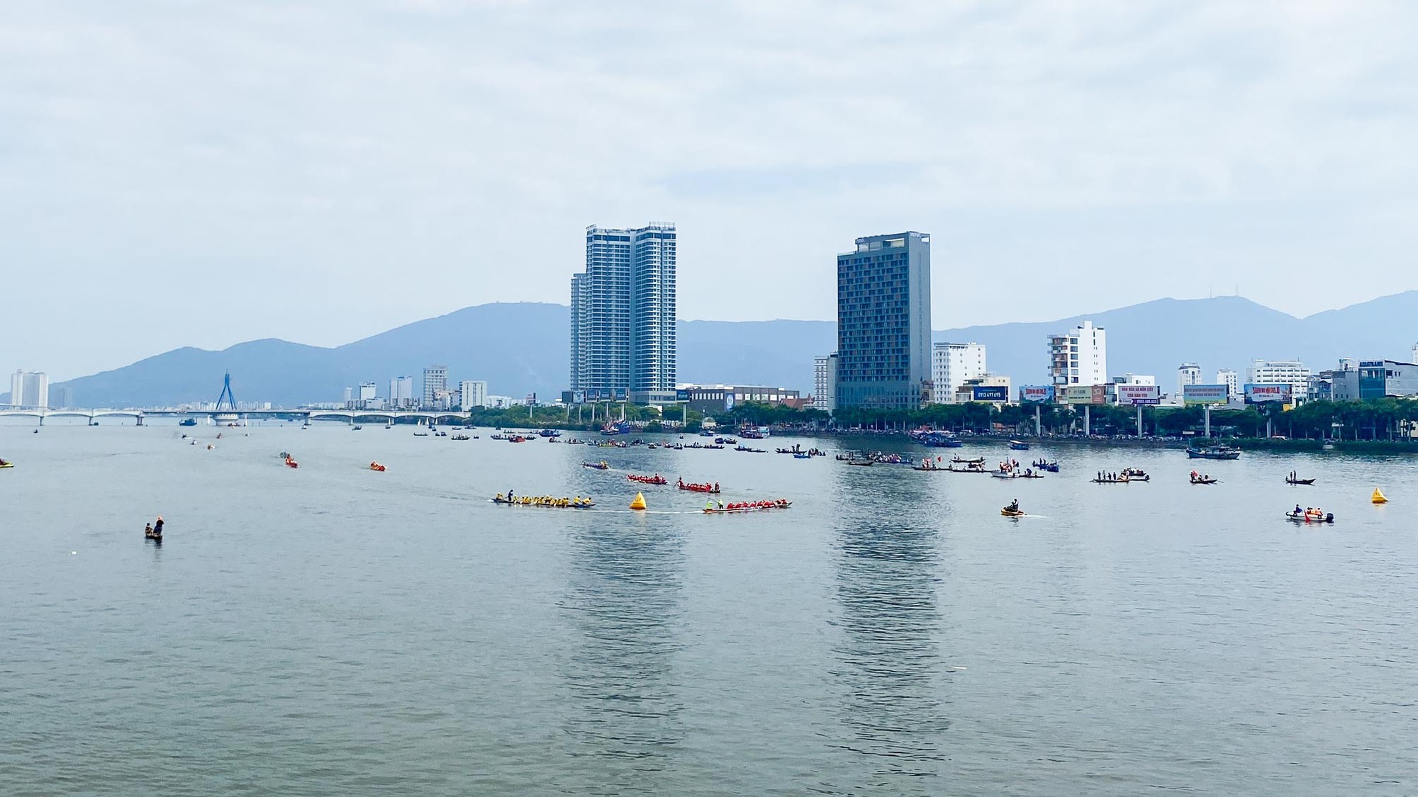 Đà Nẵng: Hàng vạn người xí chỗ bên bờ sông Hàn cổ vũ đua thuyền  - Ảnh 9.