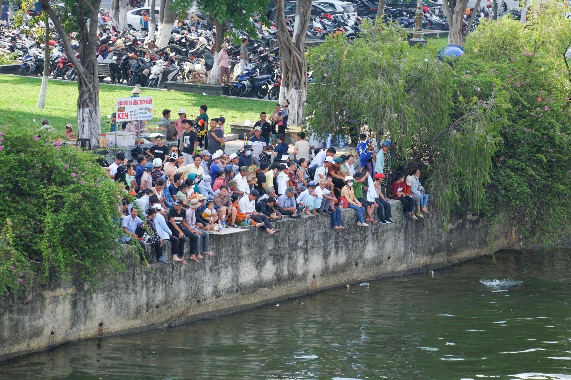 Đà Nẵng: Hàng vạn người xí chỗ bên bờ sông Hàn cổ vũ đua thuyền  - Ảnh 6.