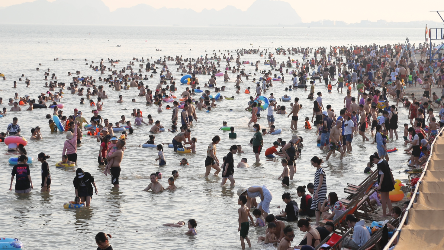 Hàng nghìn du khách đổ xô đến biển Bãi Cháy giải nhiệt  - Ảnh 7.
