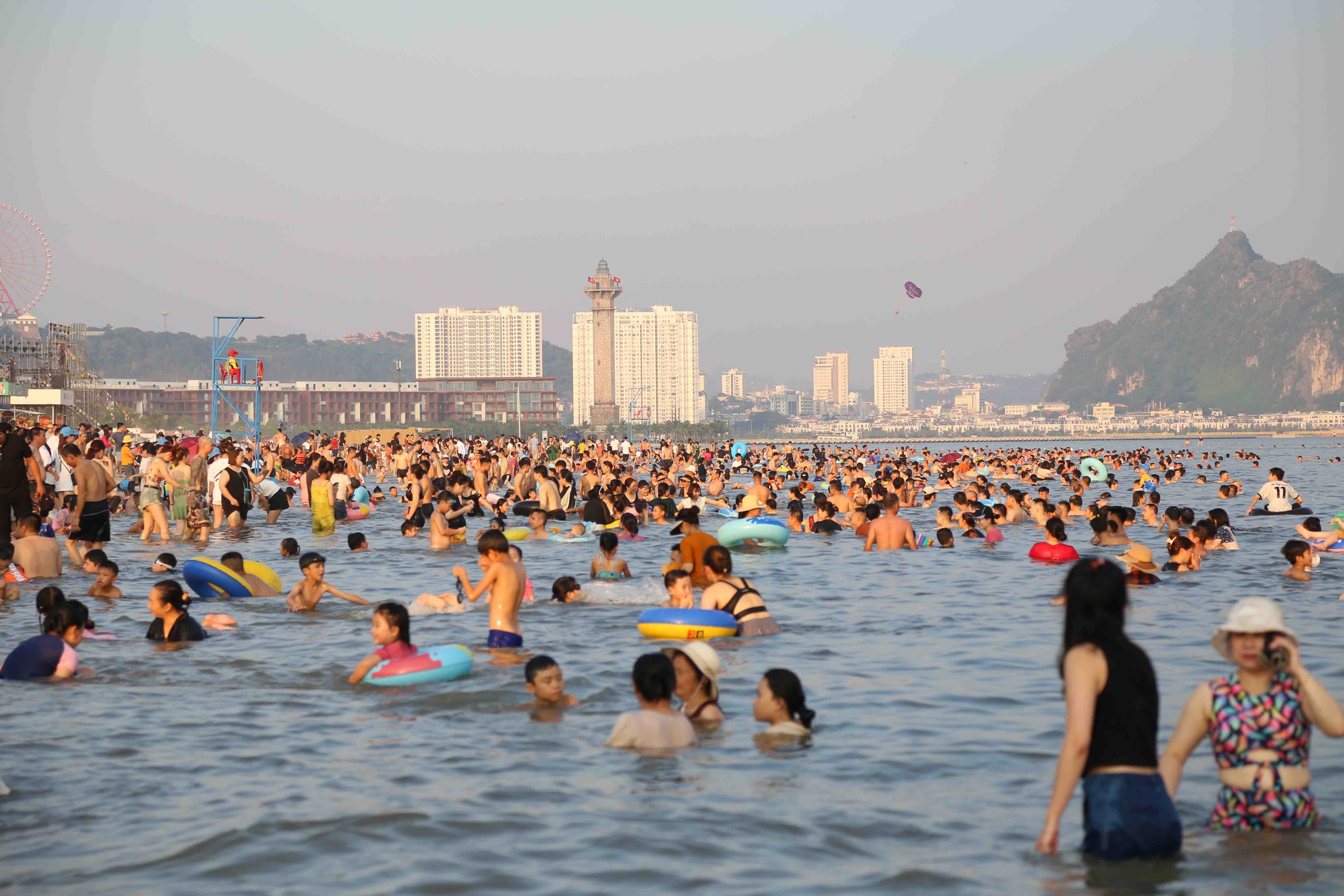 Hàng nghìn du khách đổ xô đến biển Bãi Cháy giải nhiệt  - Ảnh 5.