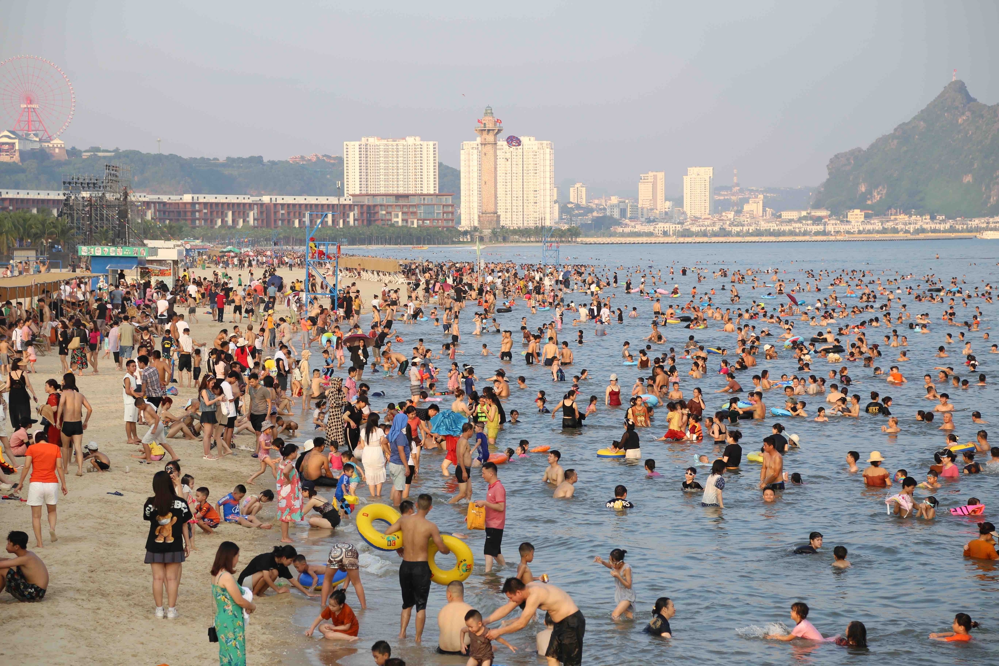 Hàng nghìn du khách đổ xô đến biển Bãi Cháy giải nhiệt  - Ảnh 1.