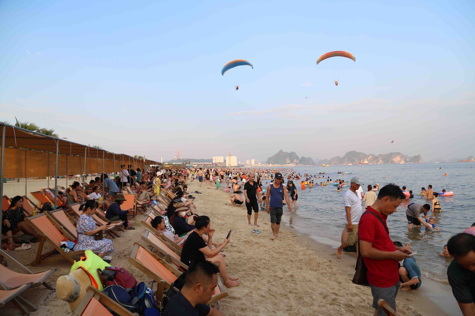 Hàng nghìn du khách đổ xô đến biển Bãi Cháy giải nhiệt  - Ảnh 2.