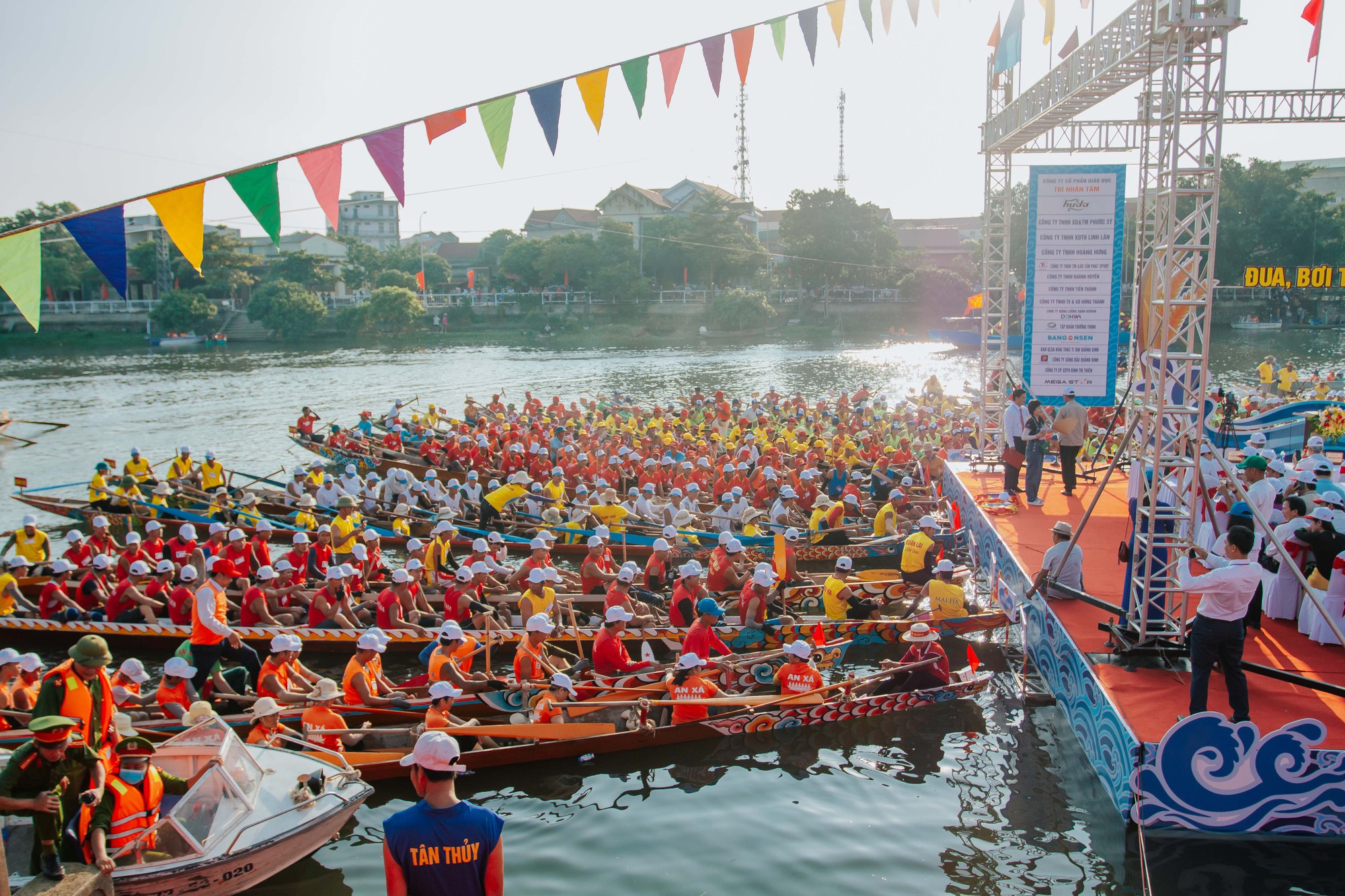 Không khí náo nhiệt tại lễ hội đua thuyền Lệ Thủy nhân dịp lễ Quốc khánh - Ảnh 1.