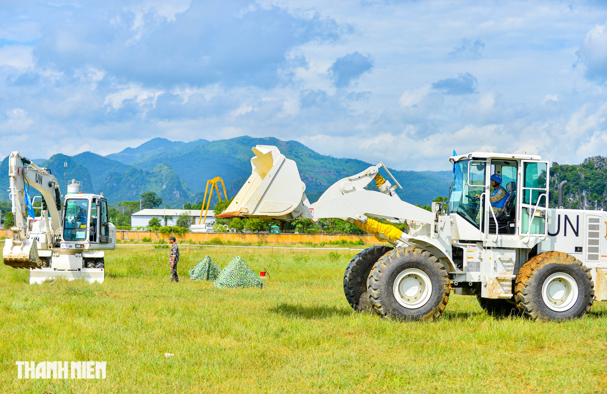 Công binh 'mũ nồi xanh' giả định dính mìn, được cấp cứu bằng máy bay trực thăng - Ảnh 4.