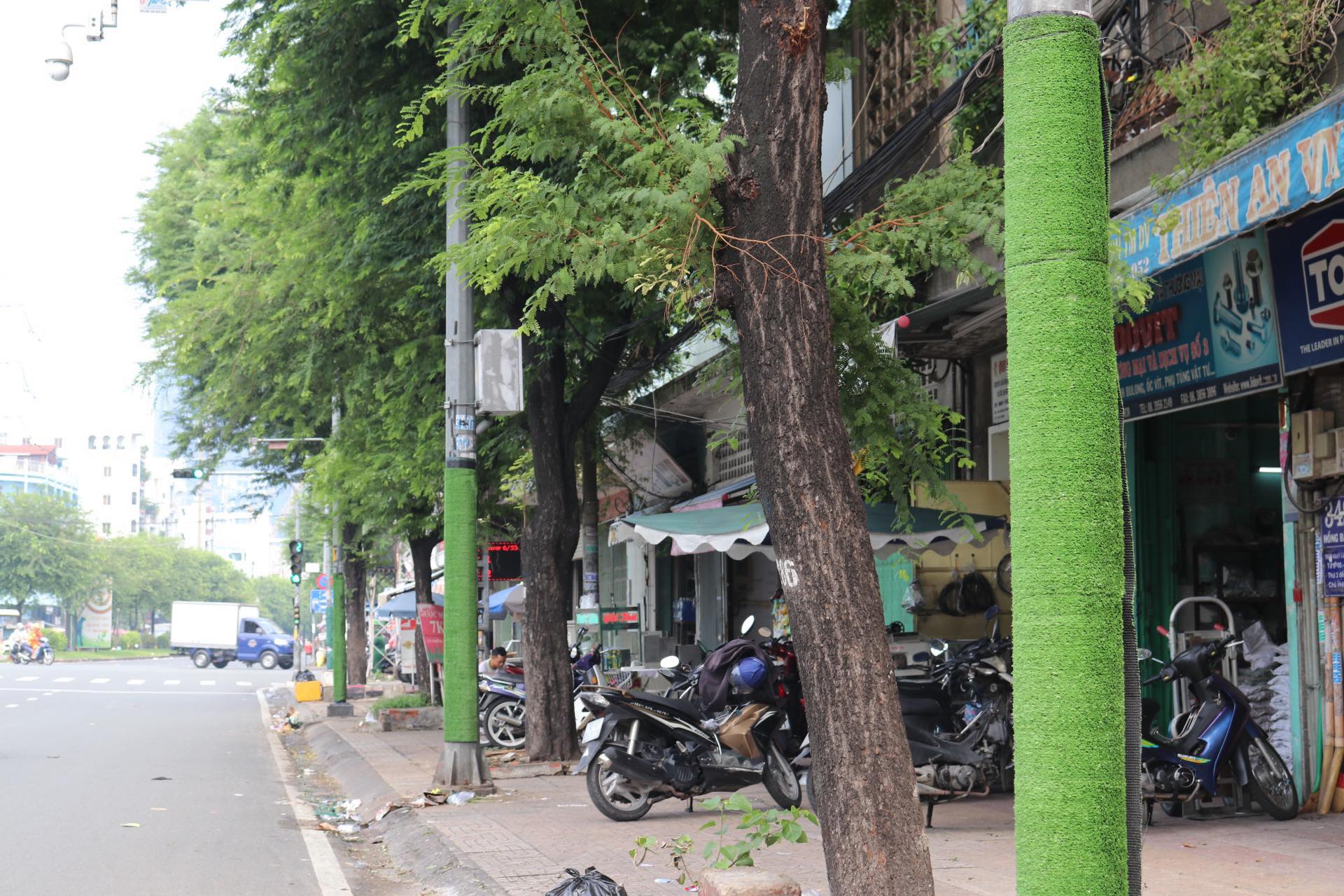 Ốp cỏ cột điện chống quảng cáo 'bẩn' ở TP.HCM: Chính quyền nói gì khi nạn dán chui vẫn lộng hành? - Ảnh 3. Ốp cỏ cột điện chống quảng cáo 'bẩn' ở TP.HCM: Chính quyền nói gì khi nạn dán chui vẫn lộng hành? - Ảnh 3.