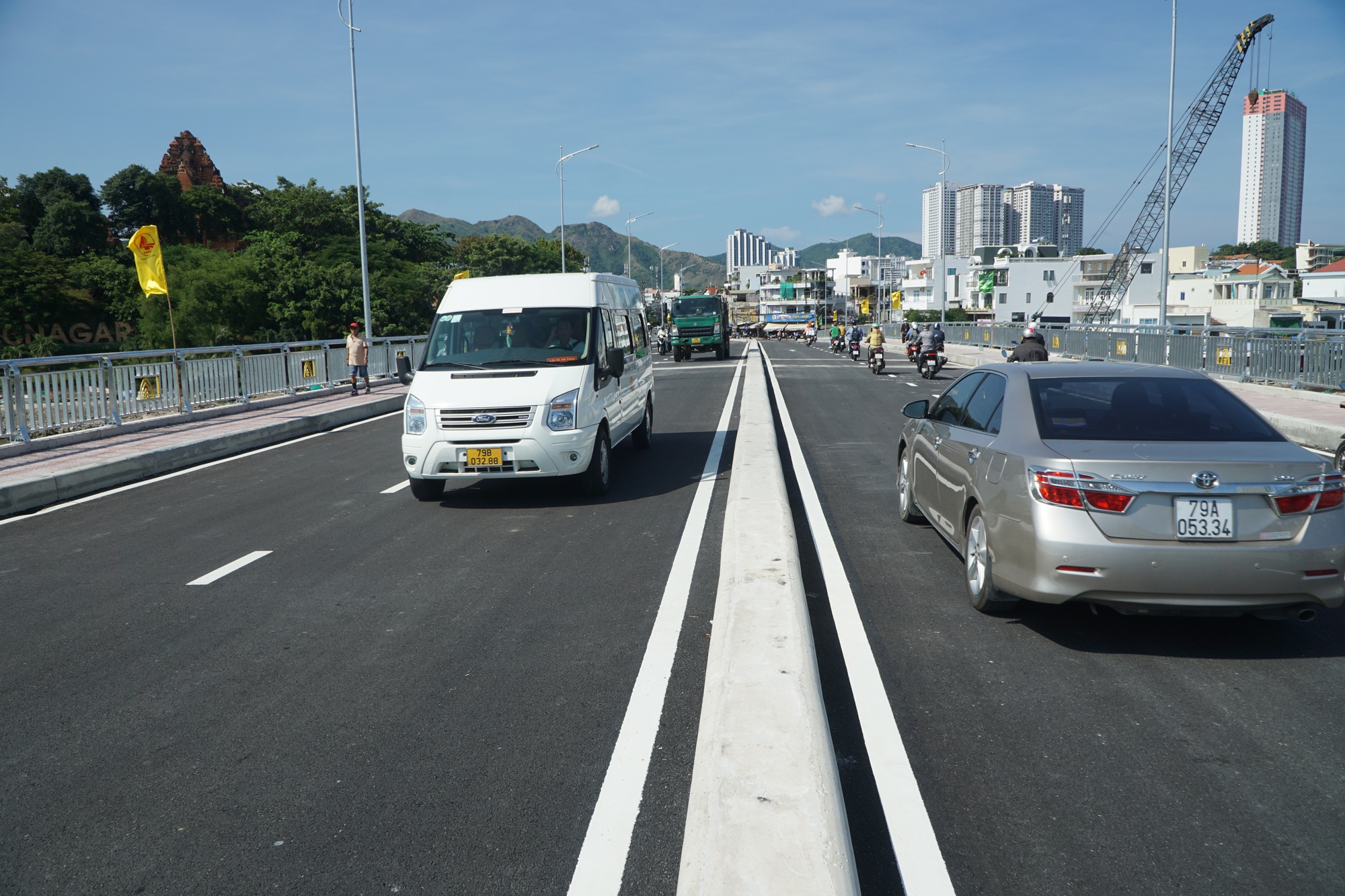 Cầu Xóm Bóng Nha Trang chính thức đi vào hoạt động - Ảnh 2.