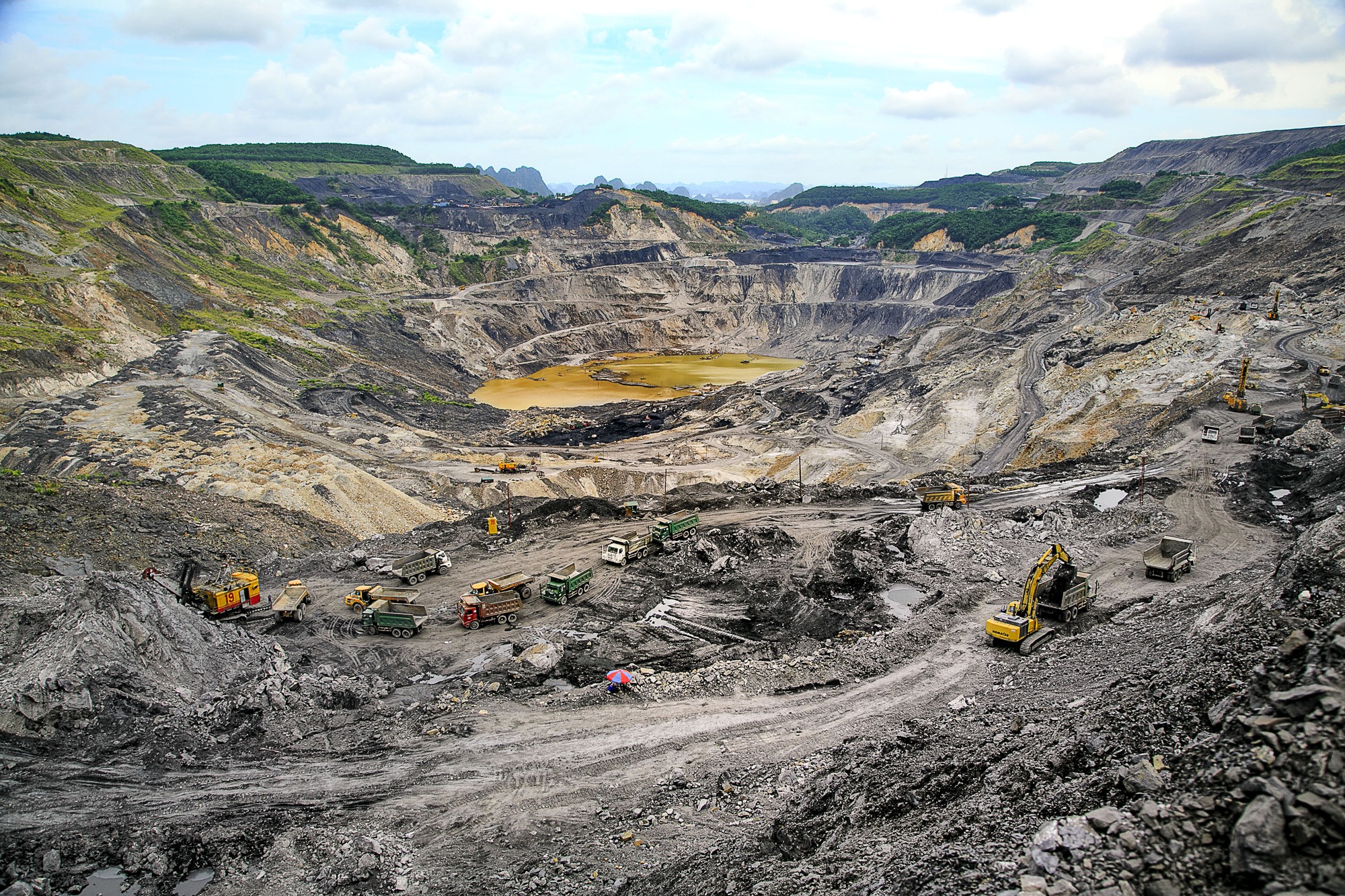 នាយករដ្ឋមន្ត្រីបានវាយតម្លៃខ្ពស់ចំពោះ TKV ដែលបានបង្កើនផលិតកម្មធ្យូងថ្ម ដើម្បីផ្គត់ផ្គង់ថាមពលកម្ដៅ - រូបថត ១. Thủ tướng Chính phủ đánh giá cao TKV tăng sản xuất than cung ứng cho nhiệt điện - Ảnh 1.