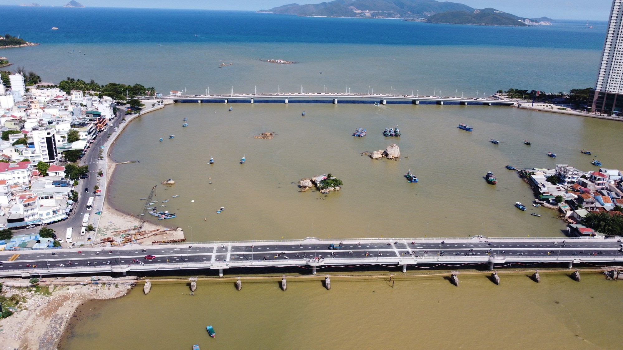 Cầu Xóm Bóng Nha Trang chính thức đi vào hoạt động - Ảnh 1.