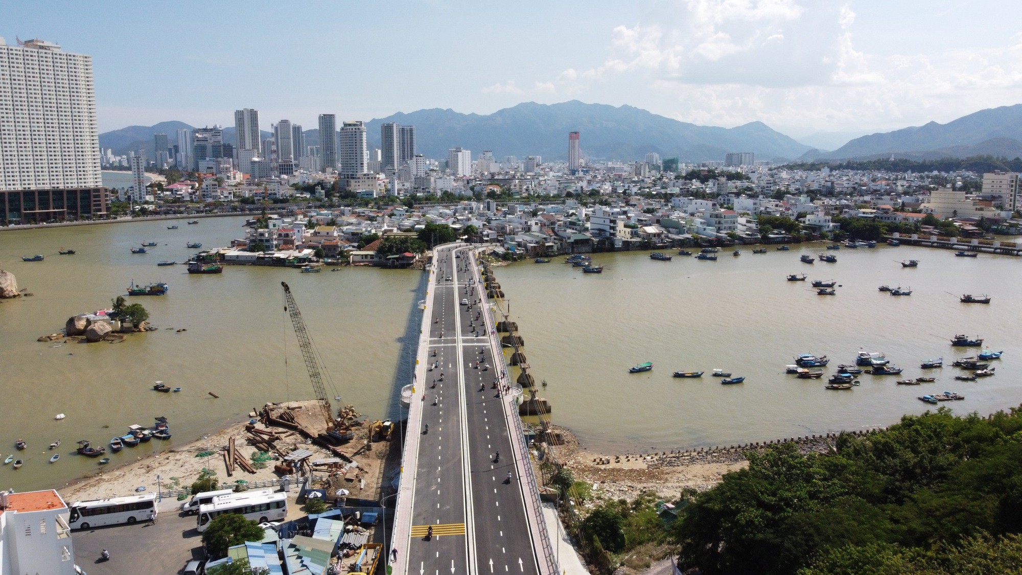 Cầu Xóm Bóng Nha Trang chính thức đi vào hoạt động - Ảnh 10.