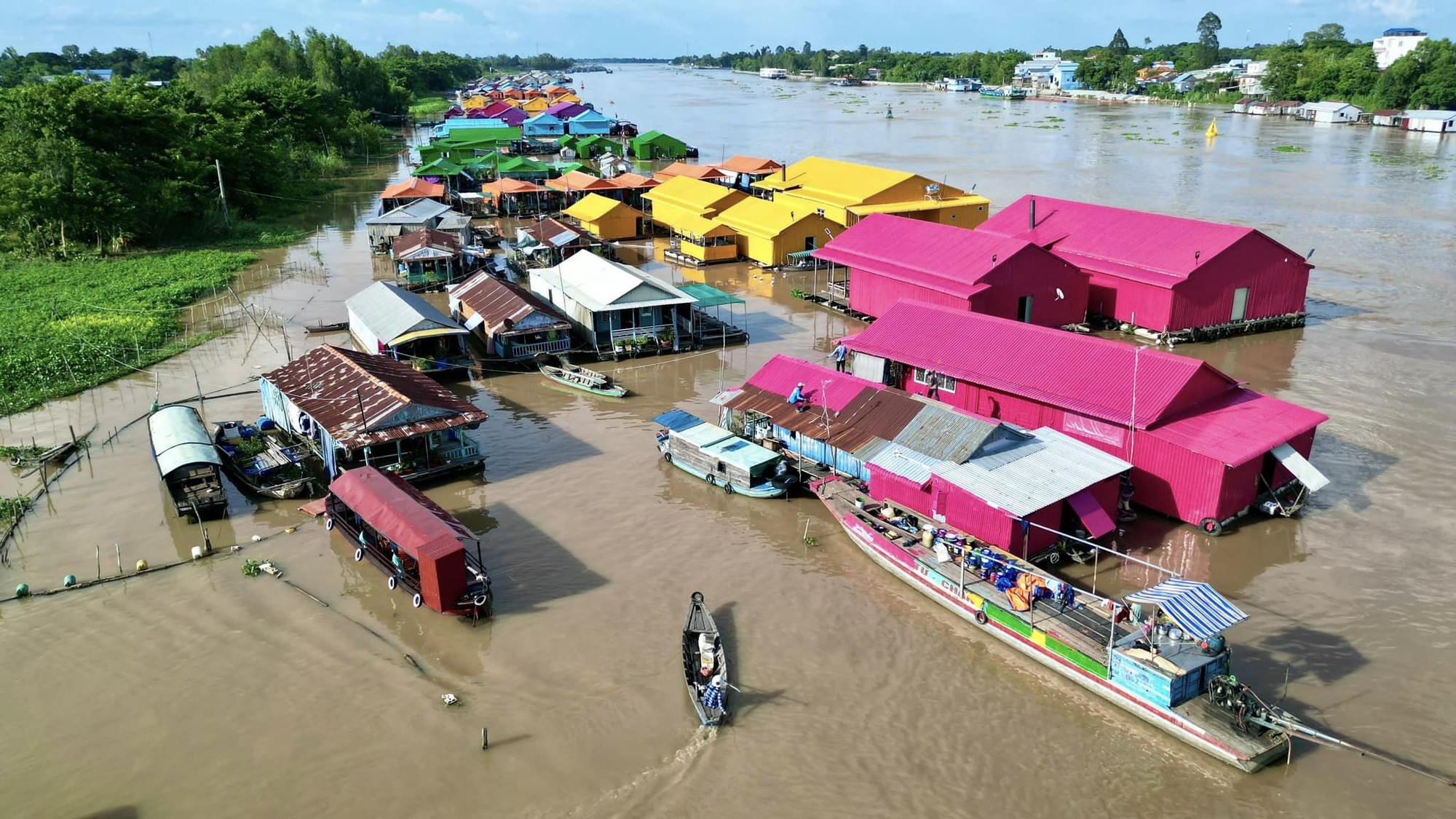 Độc đáo làng bè '7 sắc cầu vồng' mới xuất hiện ở An Giang - Ảnh 4.