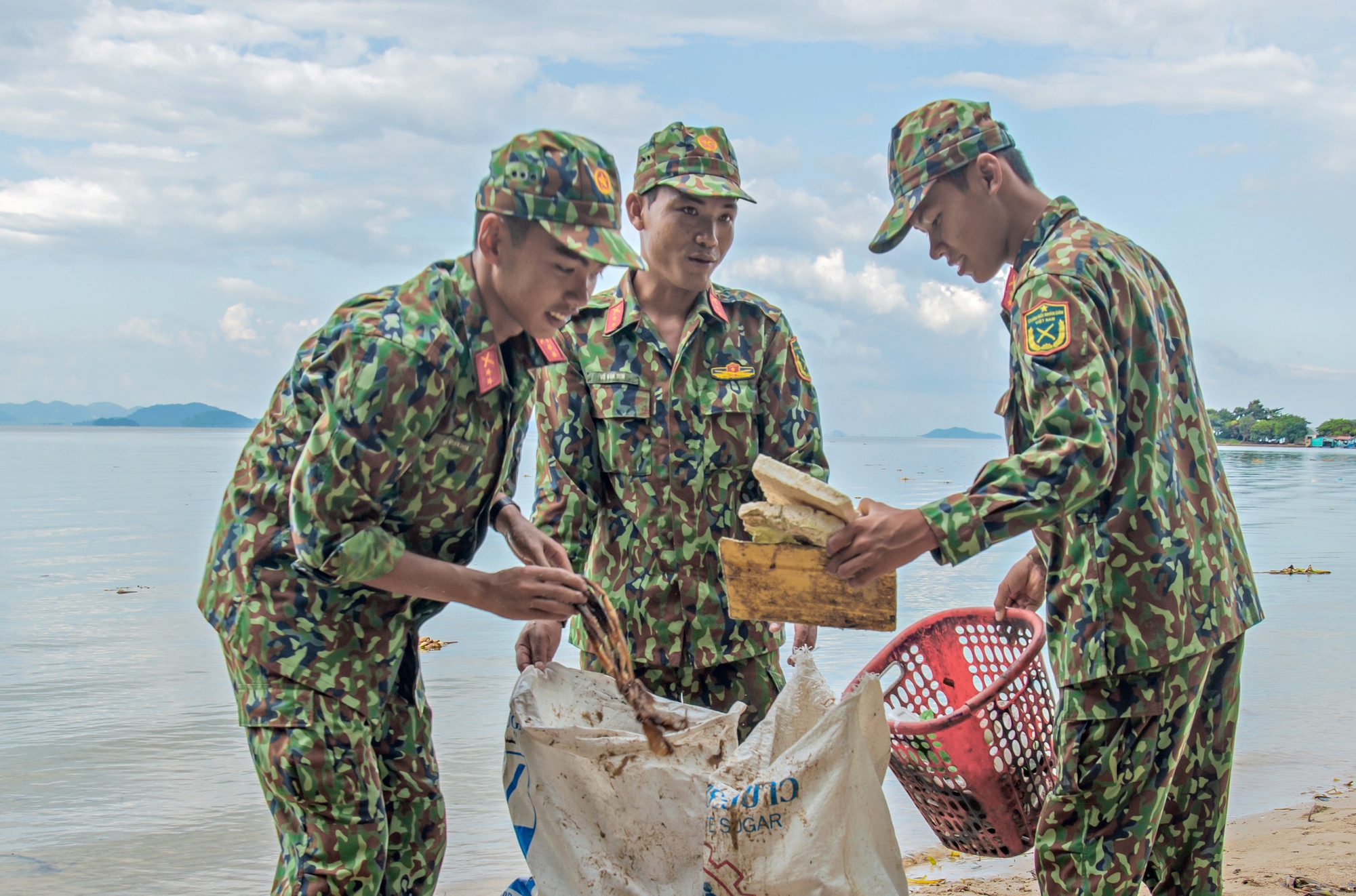                 ‘Việc phụ’ trên quần đảo Hải Tặc - Ảnh 5.