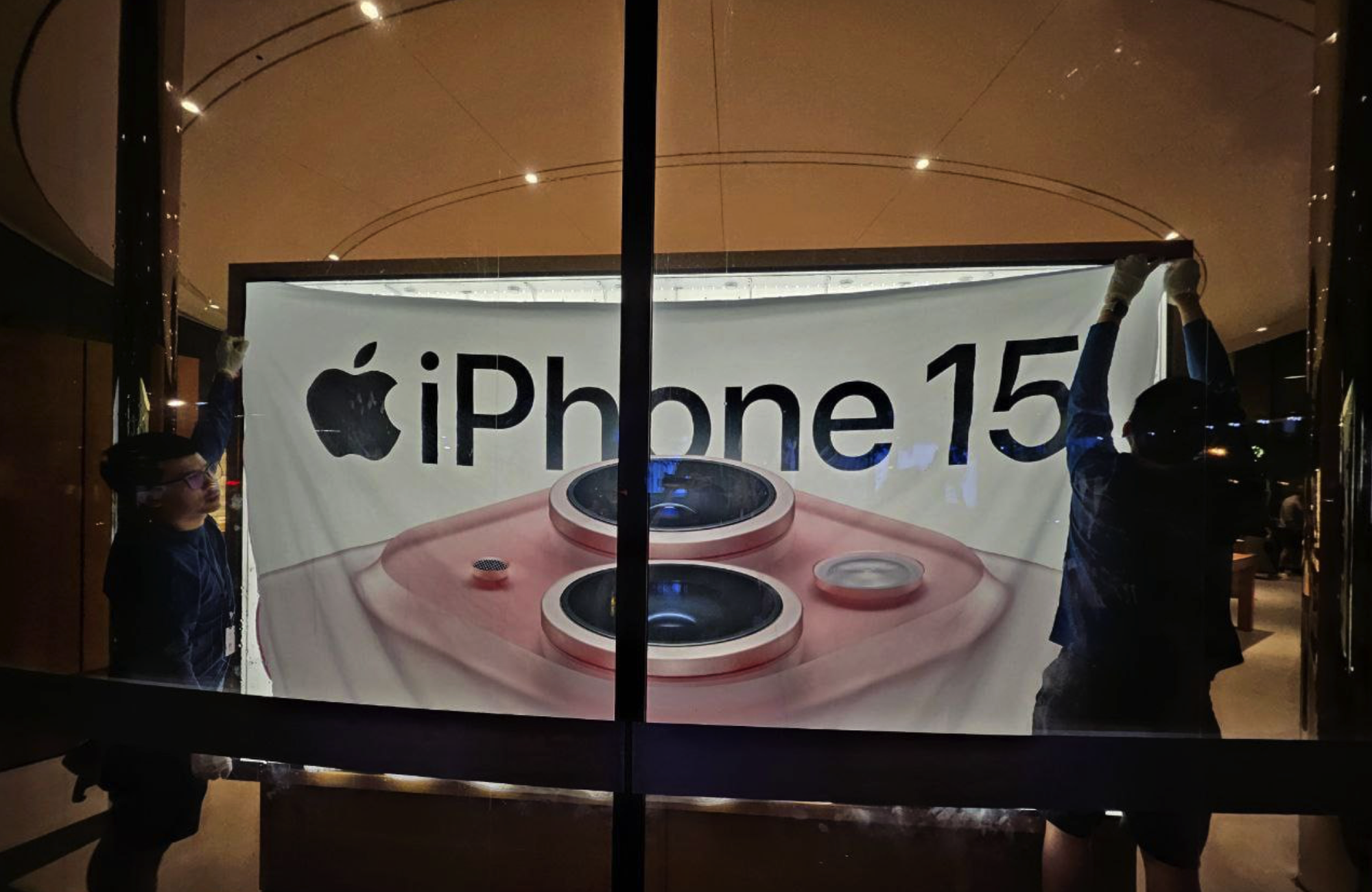 世界中心（泰國）的 Apple Store 工作人員正在為 iPhone 15 溫室促銷開幕日做準備
