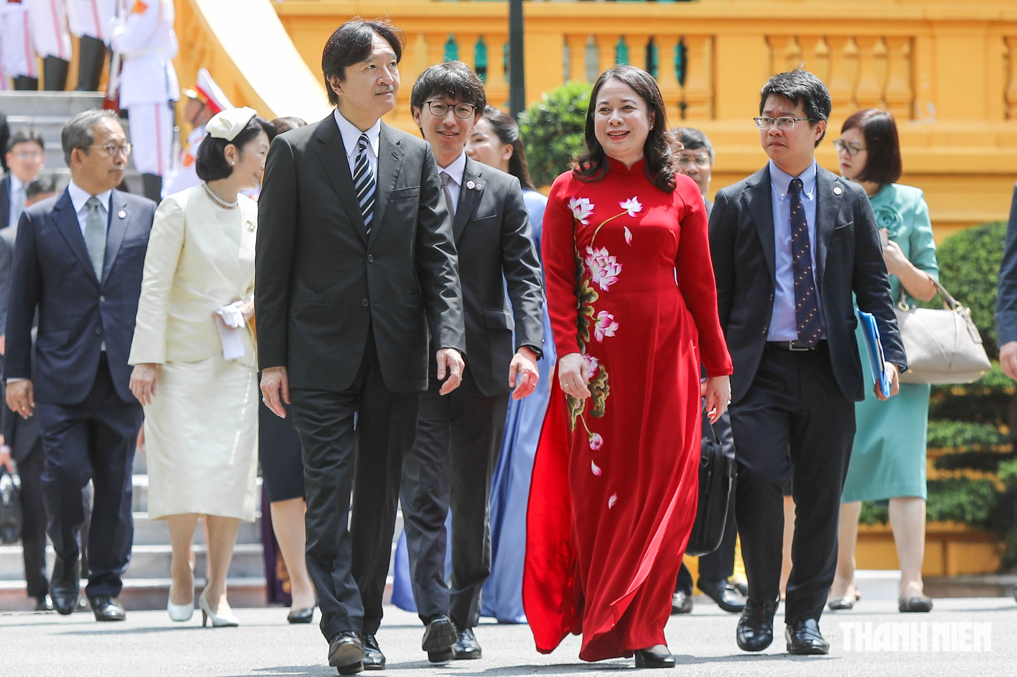 Hoàng Thái tử Nhật Bản Akishino thăm Khu di tích Chủ tịch Hồ Chí Minh - Ảnh 1.